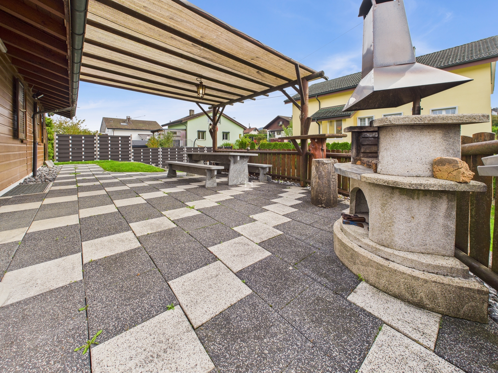 Überdachte Terrasse mit Grillbereich