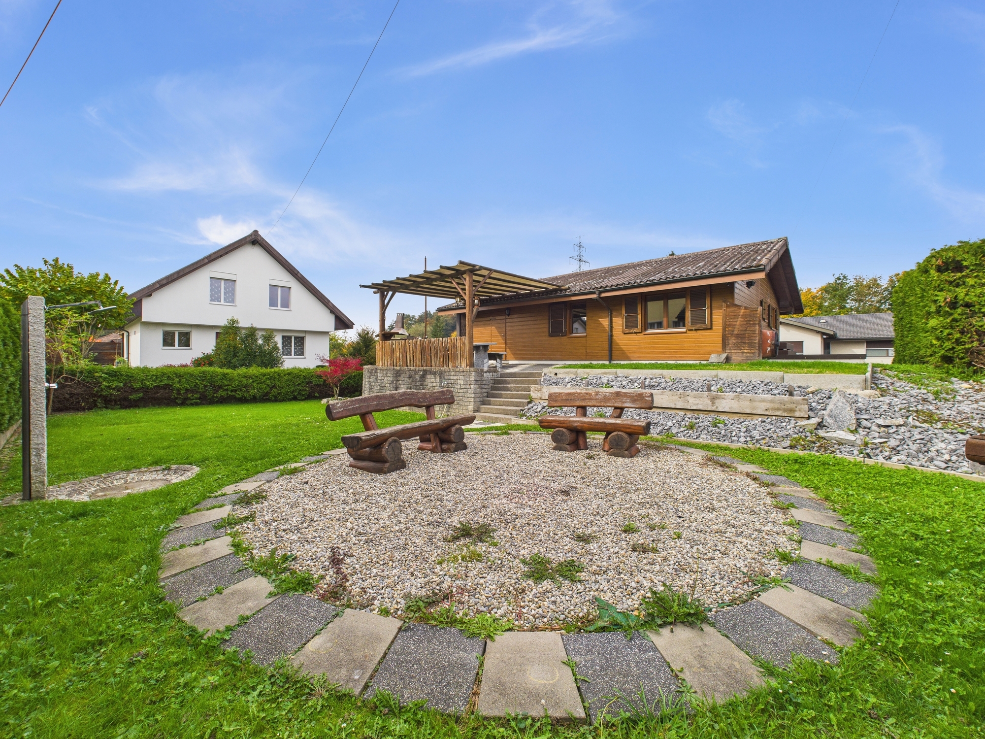 Garten mit Terrasse und zwei Wohnhäusern