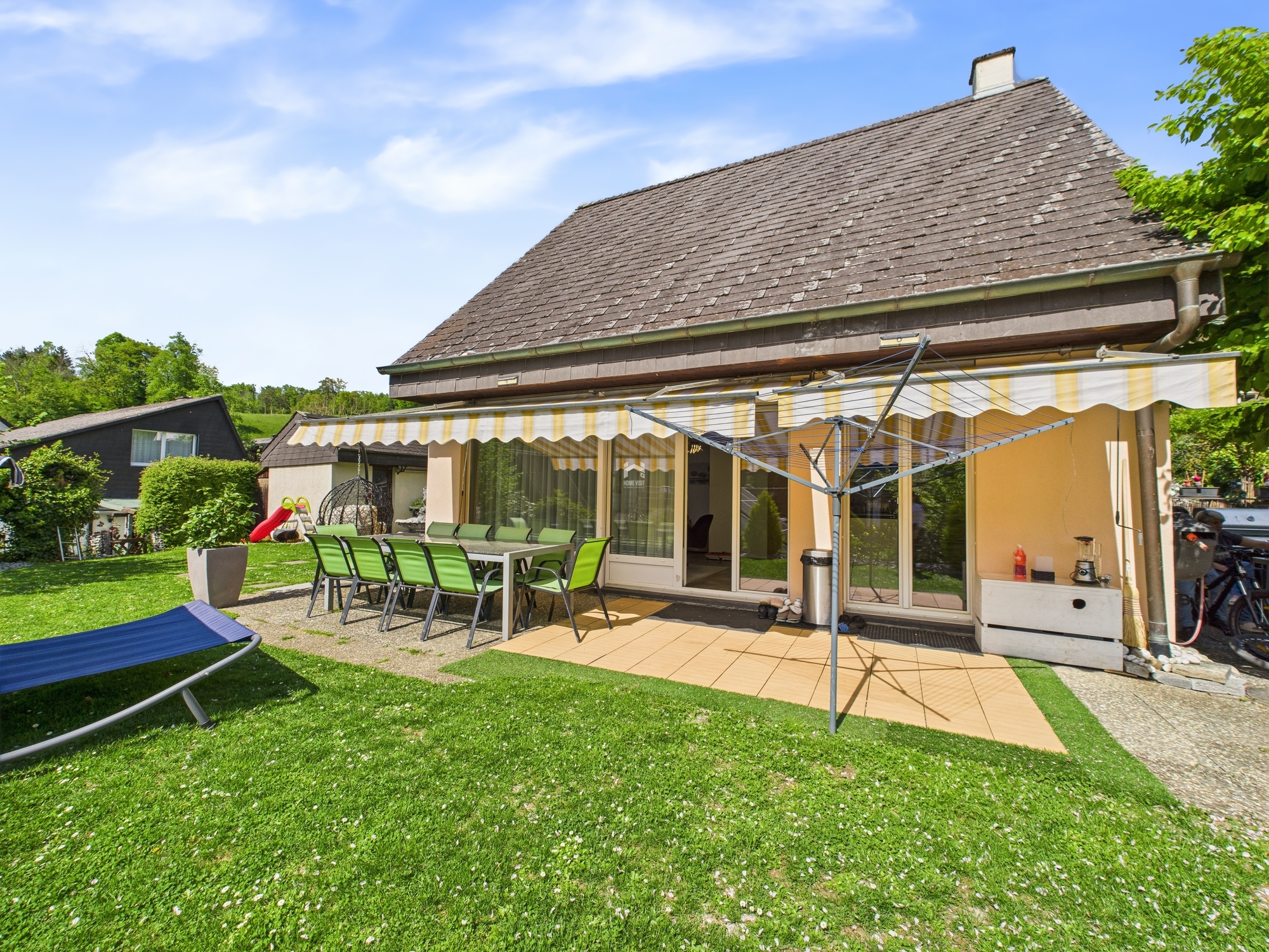 Haus mit großem Garten und Terrasse