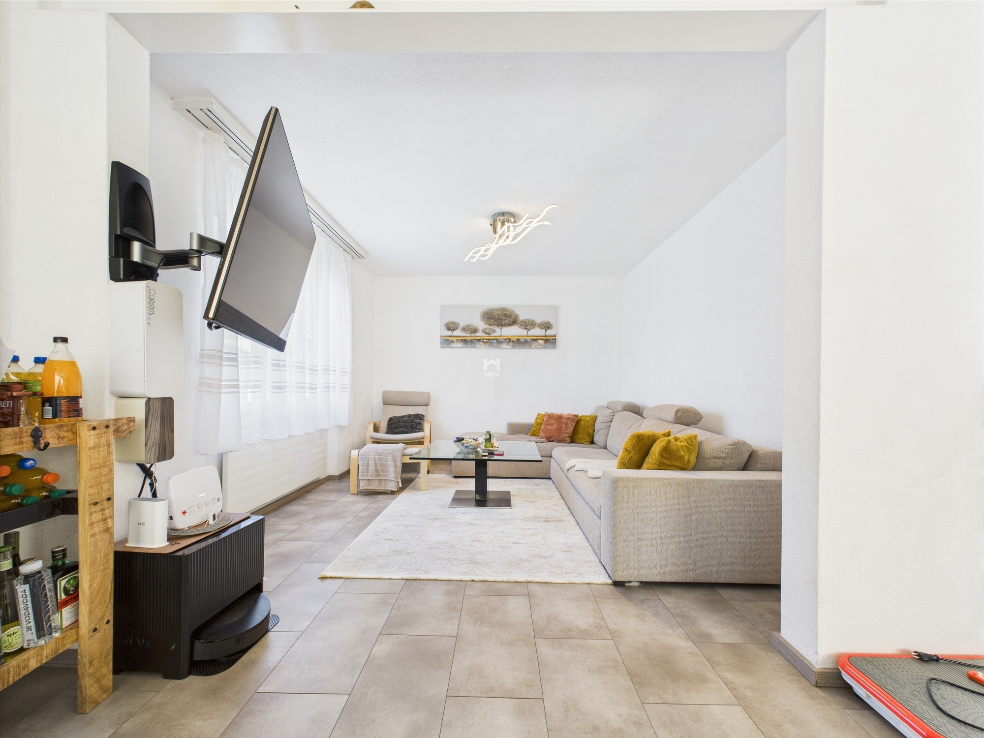 Helles Wohnzimmer mit TV und Ecksofa