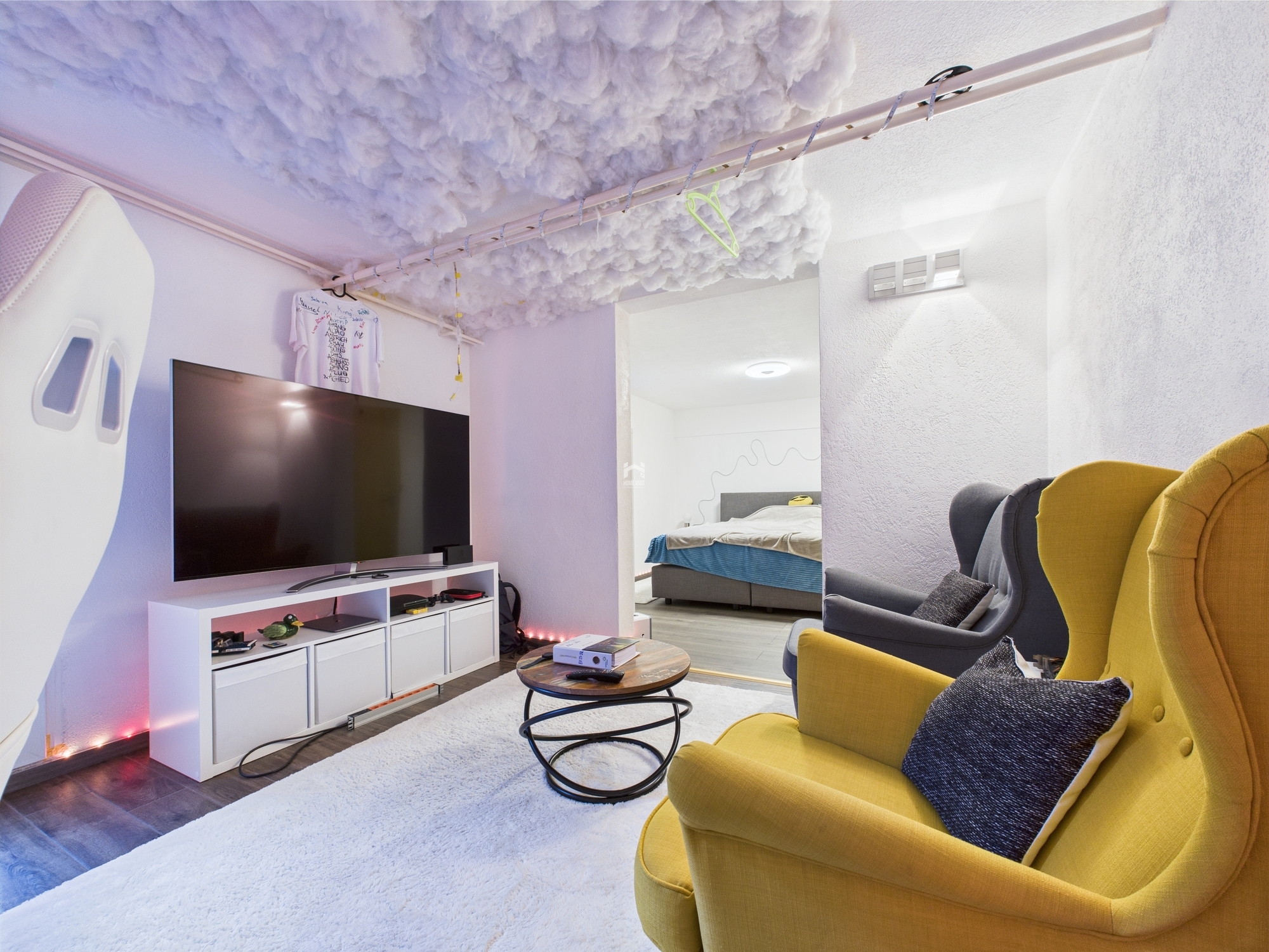 Gemütliches, modern gestaltetes Wohnzimmer mit auffälliger Decke