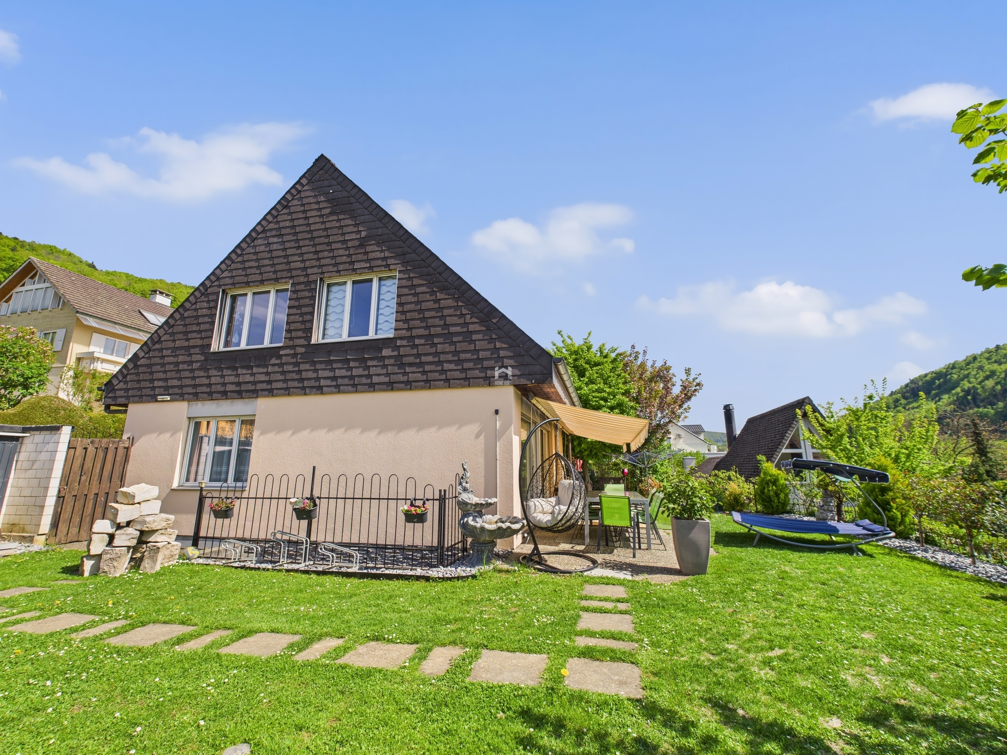Wohnhaus mit großem Garten und Terrasse