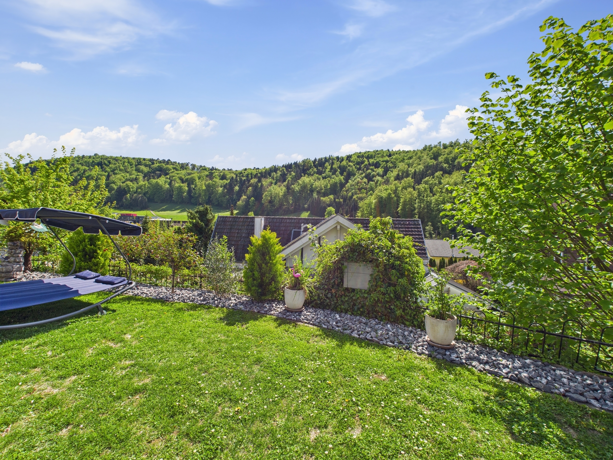 Gepflegter Garten mit Bergblick