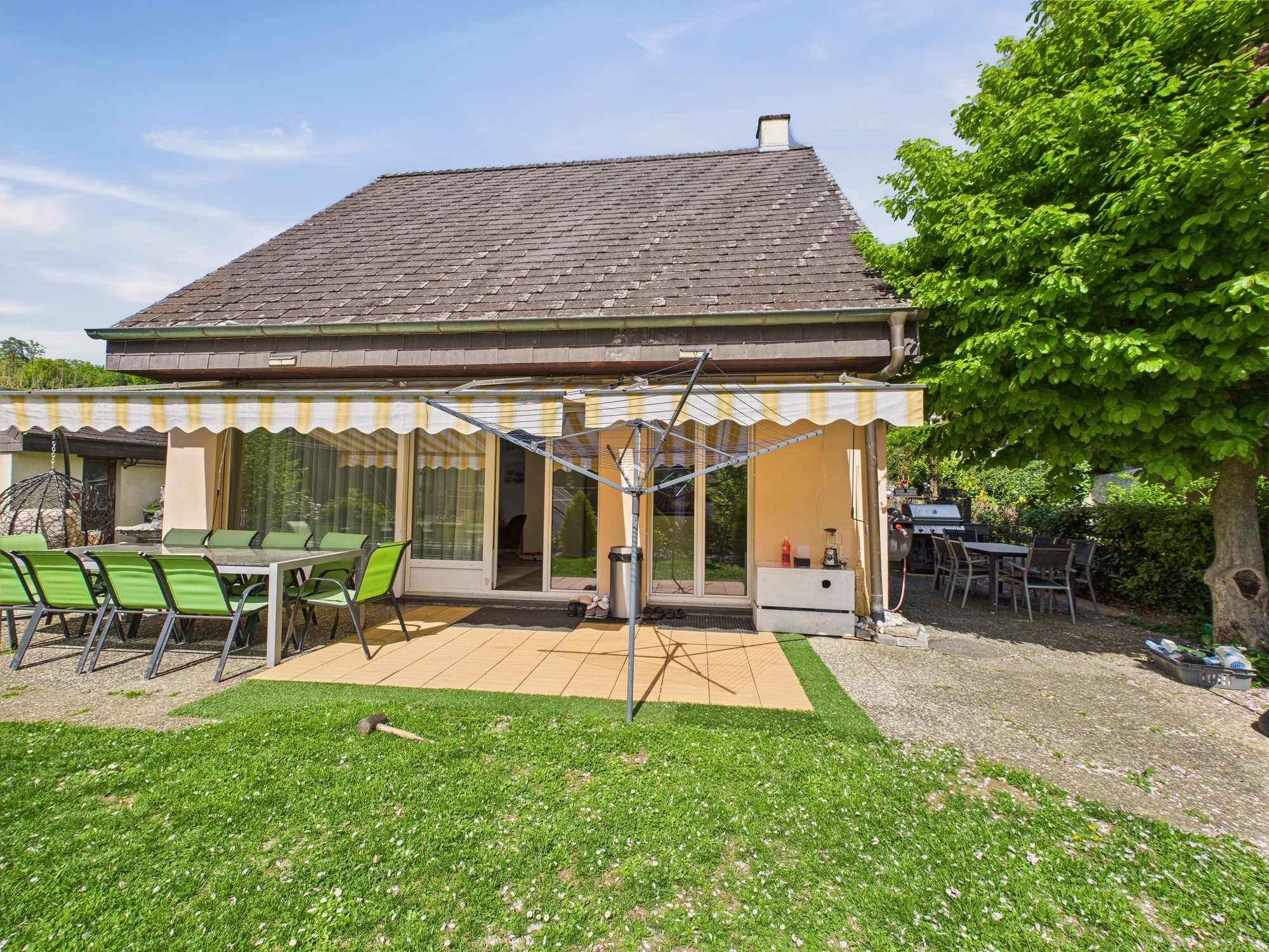 Gartenansicht mit Terrasse und Hausrückseite