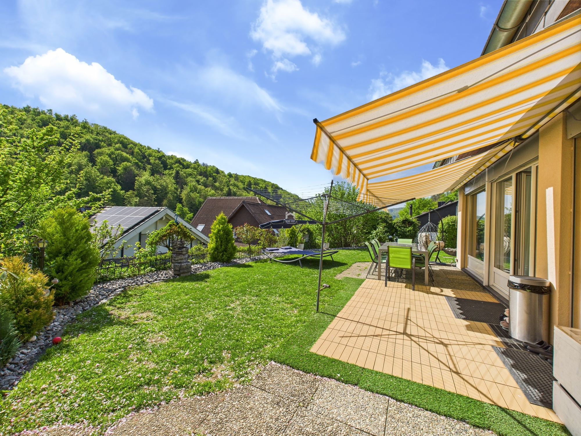 Terrasse mit Garten und Markise