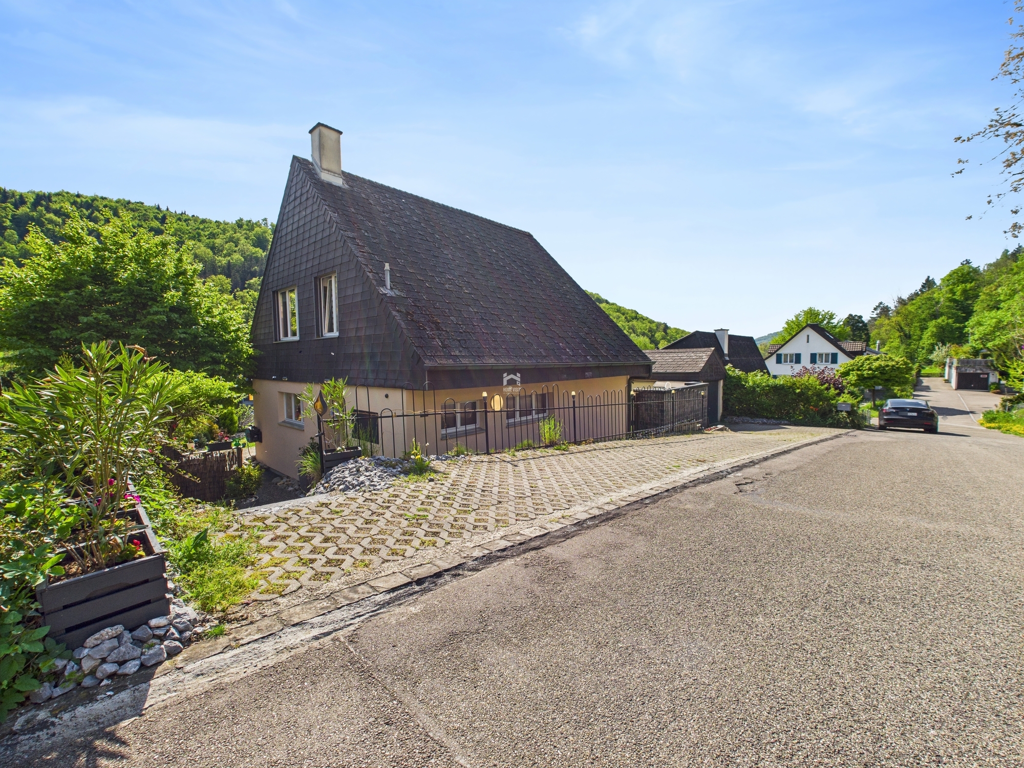 Außenansicht eines Hauses am Hang