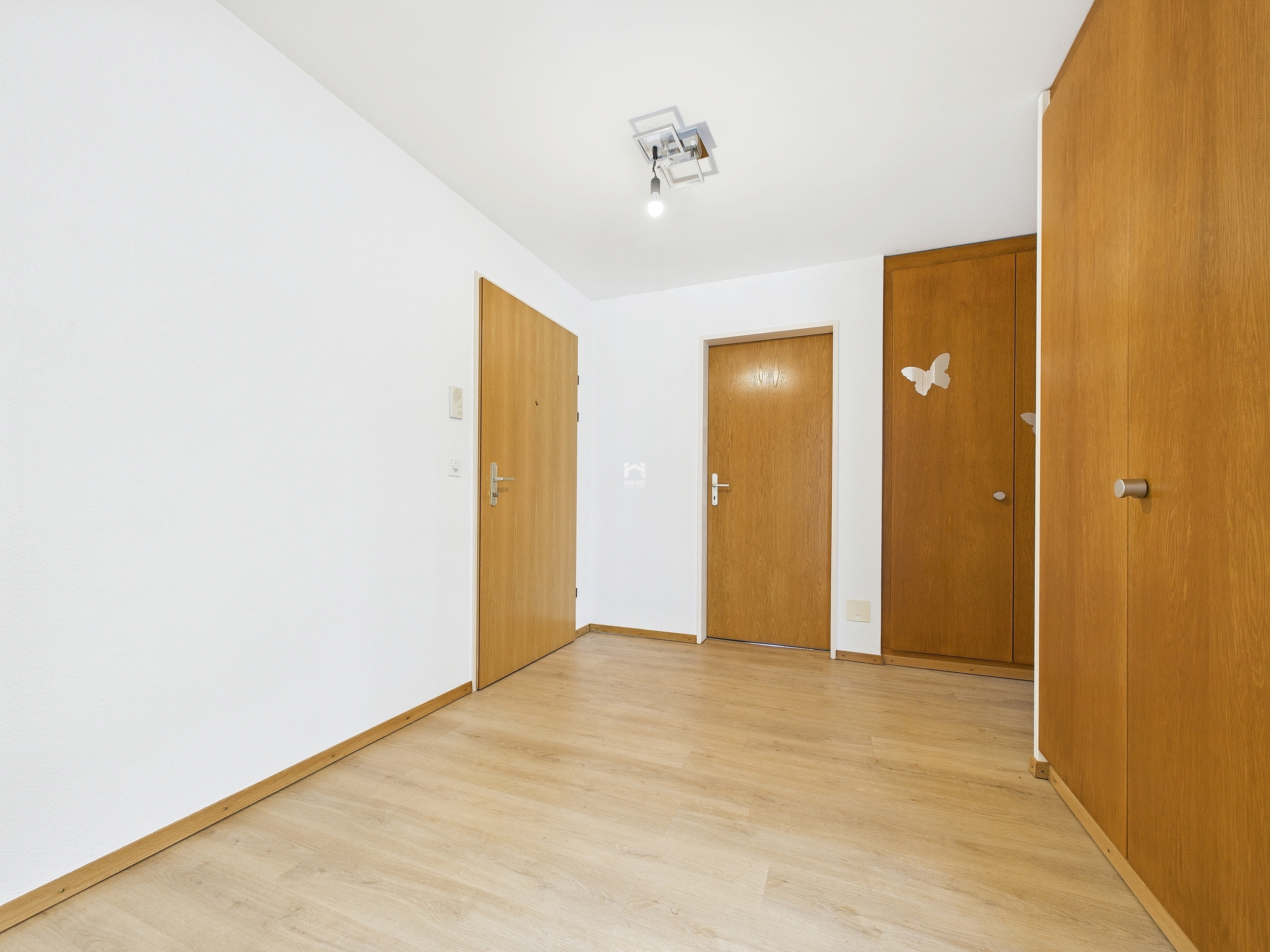 Helles Zimmer mit Holz­türen und Einbauschrank