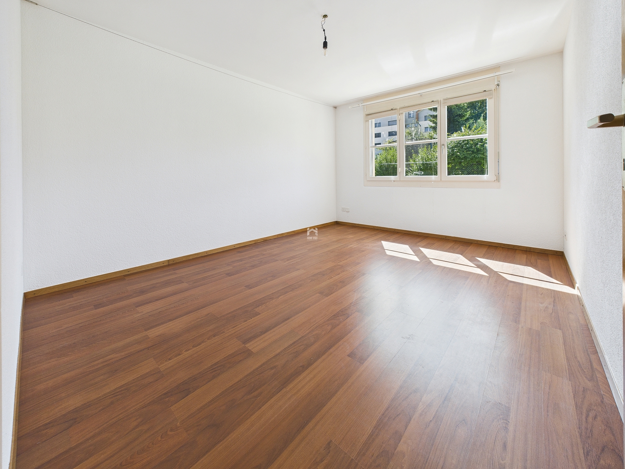 Leerer heller Wohnraum mit Holzoptik-Boden