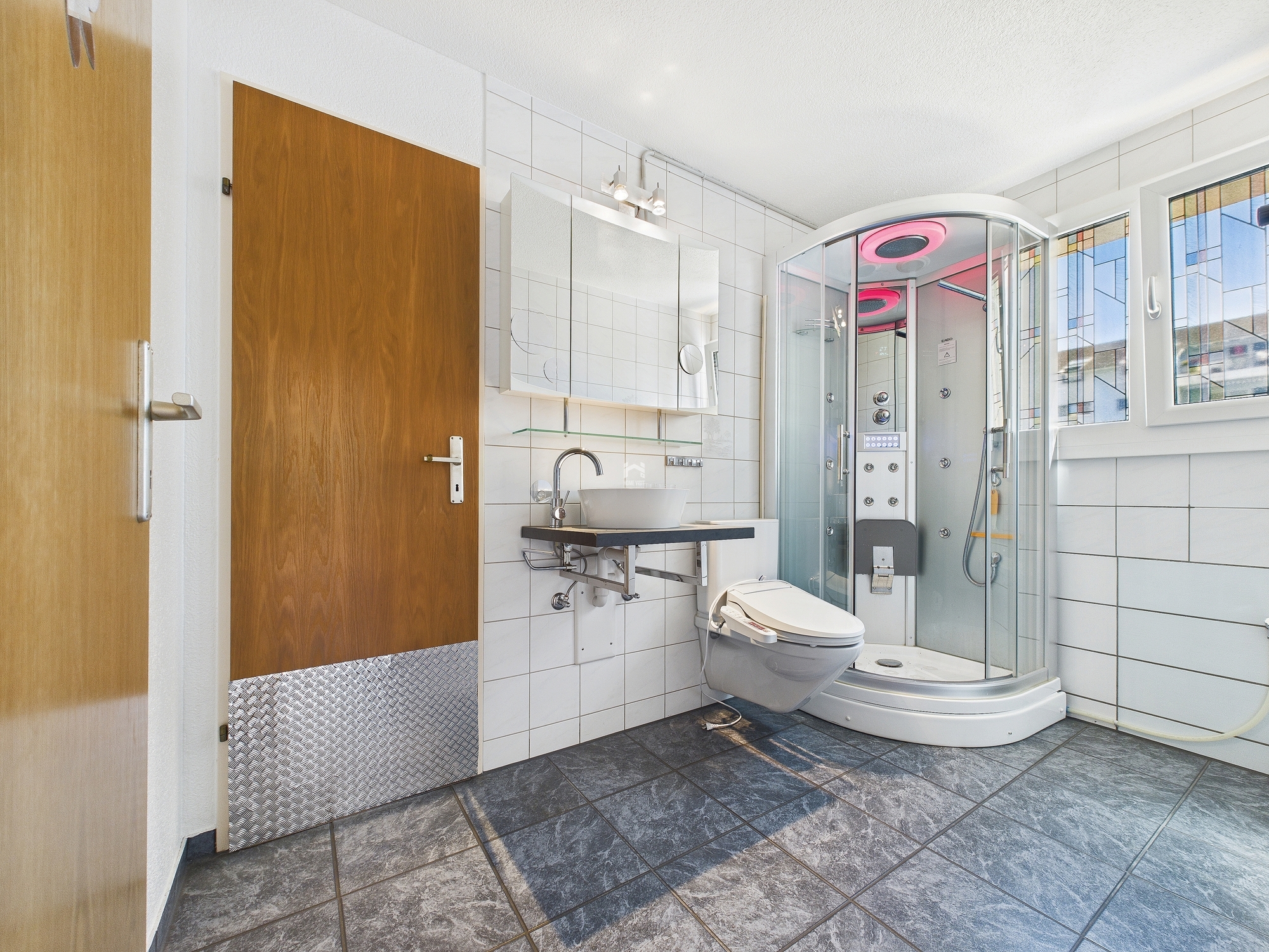 Modernes Badezimmer mit Dusche und WC