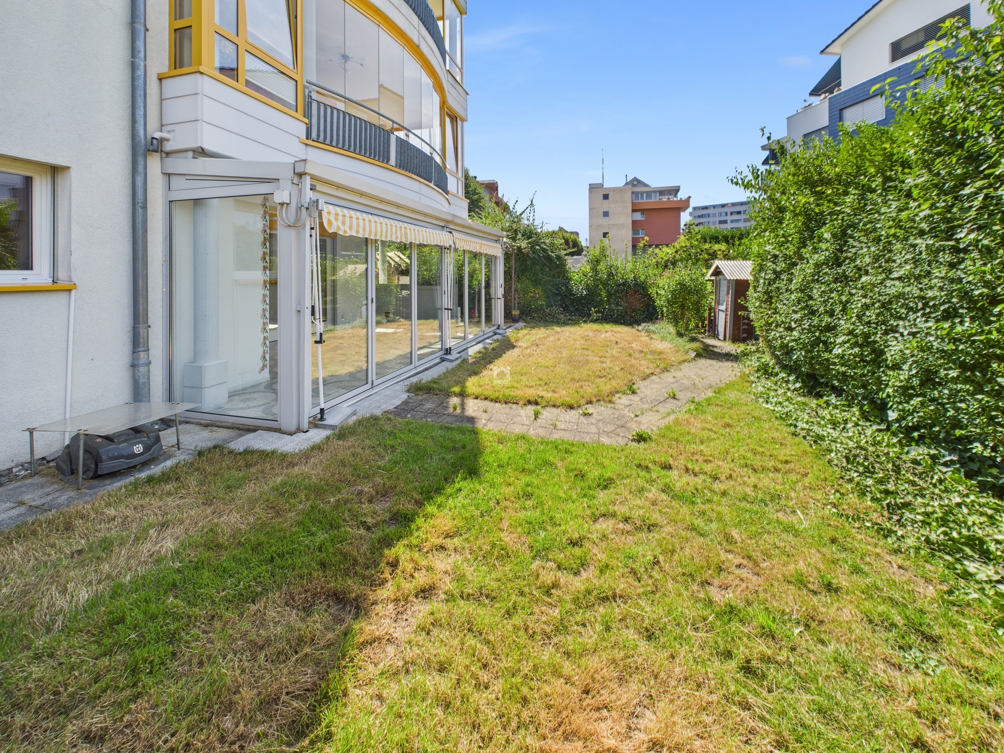 Garten und Außenansicht eines Wohnhauses