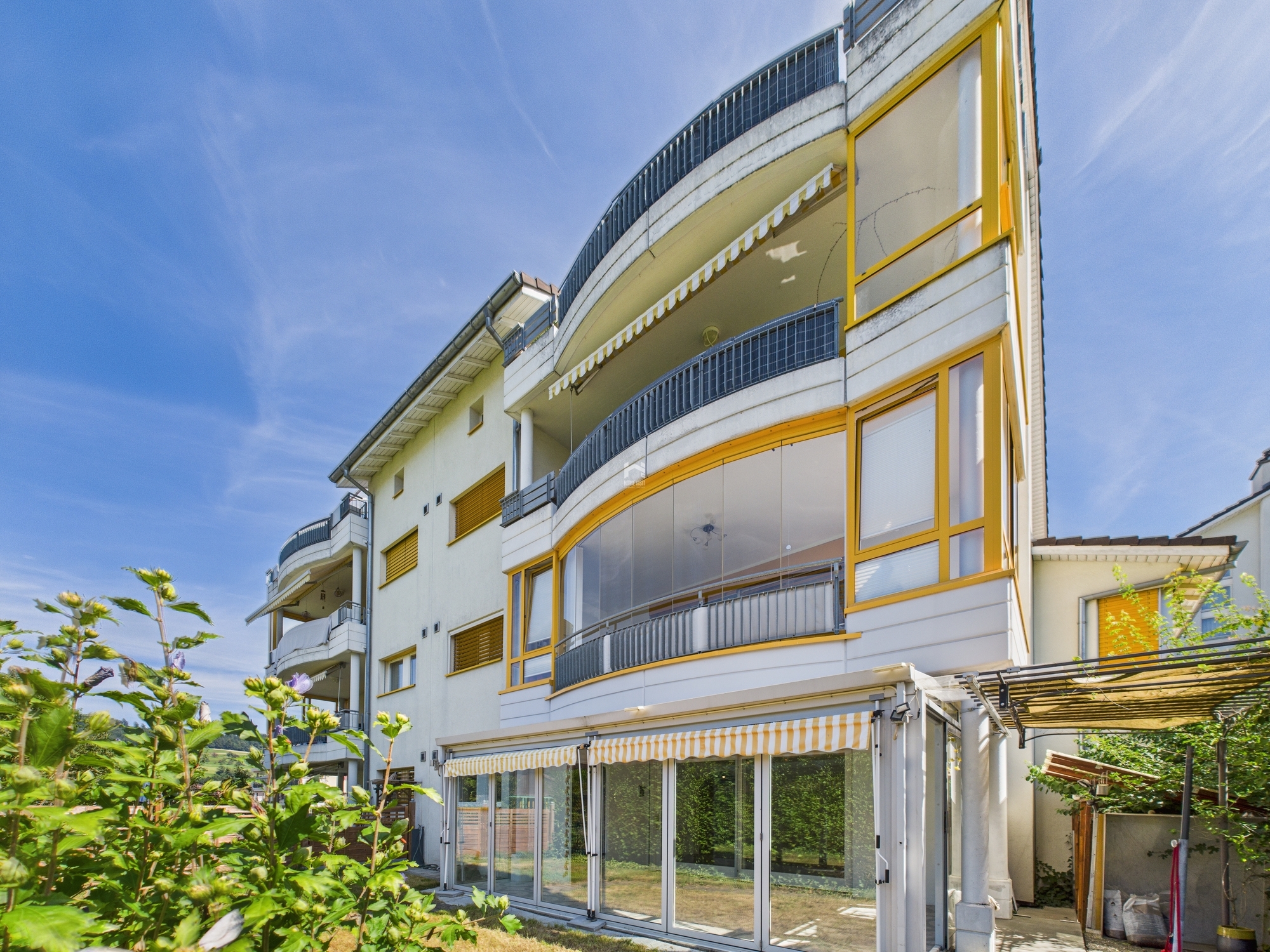 Außenansicht eines modernen Mehrfamilienhauses mit Balkonen