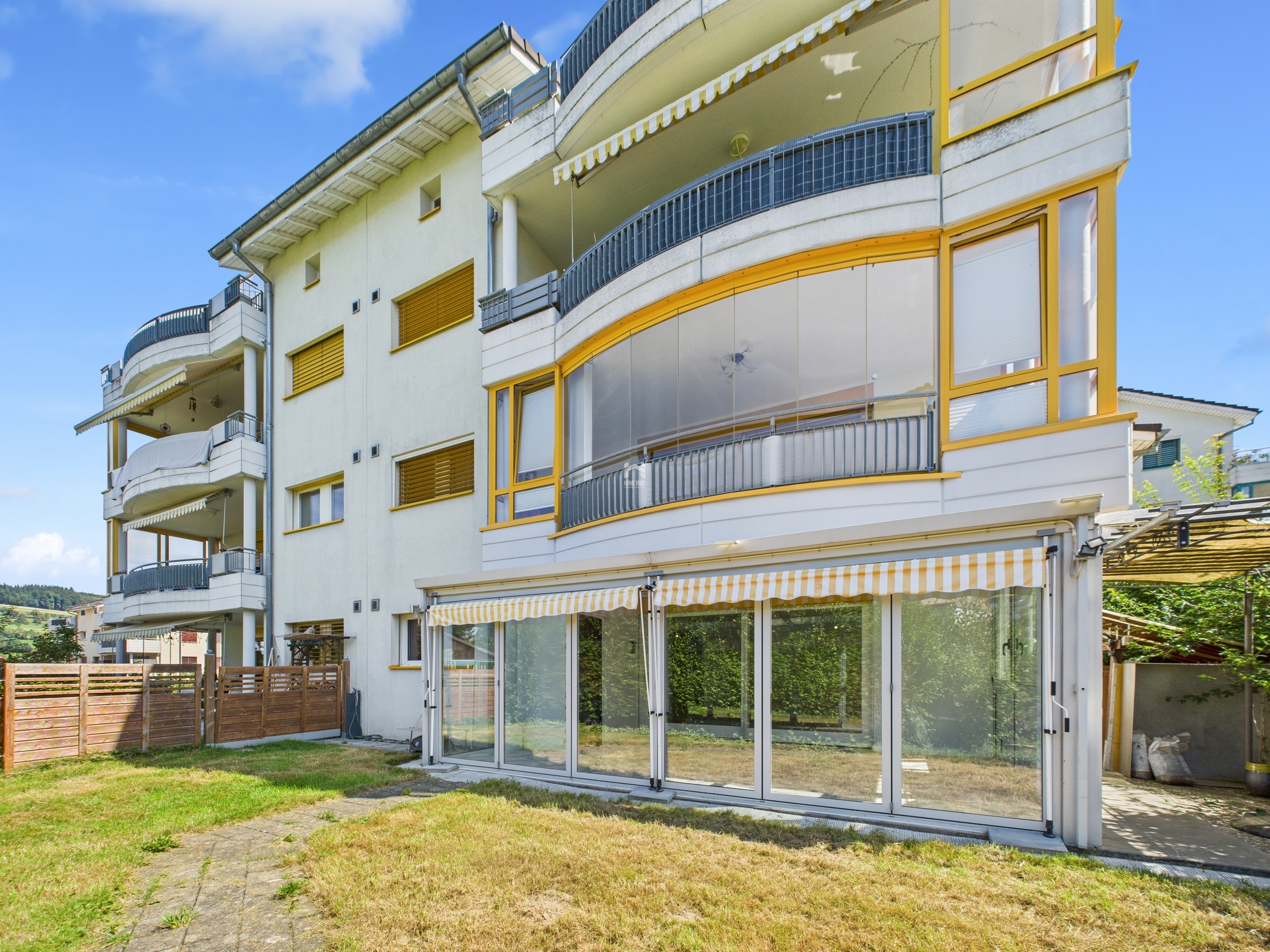 Mehrfamilienhaus mit Balkonen und Garten