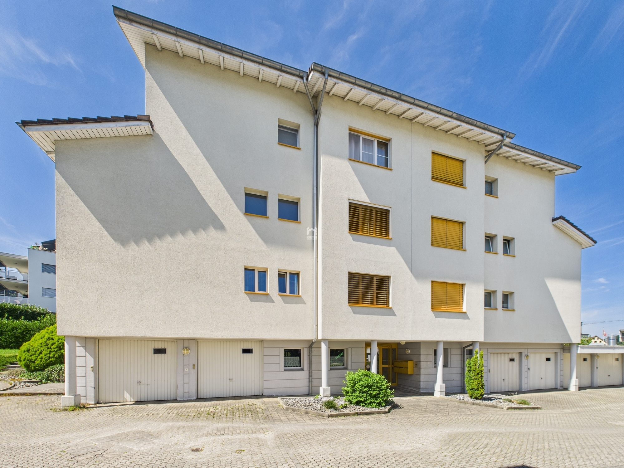 Wohnhaus mit moderner, hell verputzter Fassade