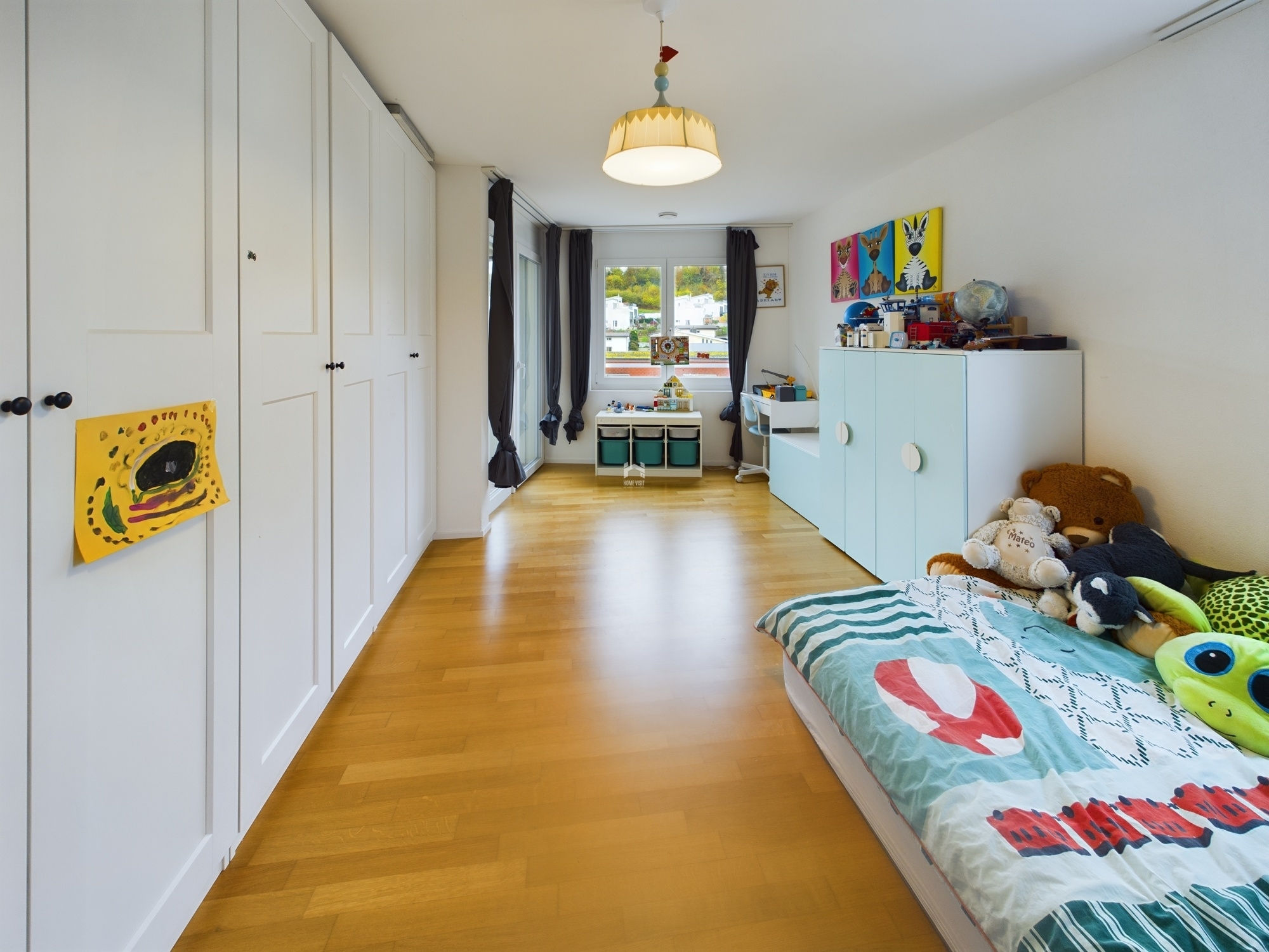 Helles Kinderzimmer mit Fensterbank und viel Stauraum