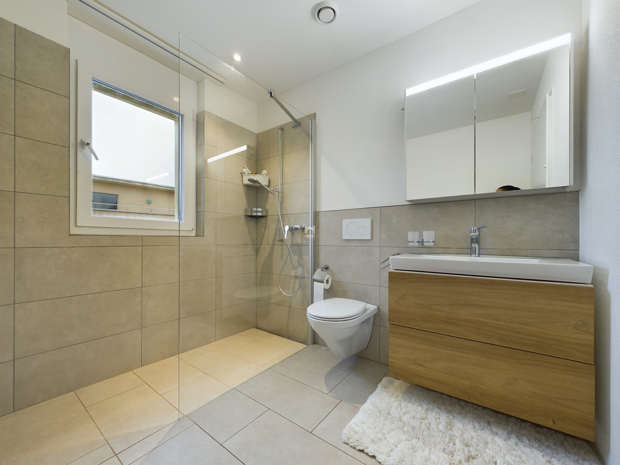 Modernes Badezimmer mit begehbarer Dusche und Holzwaschtisch