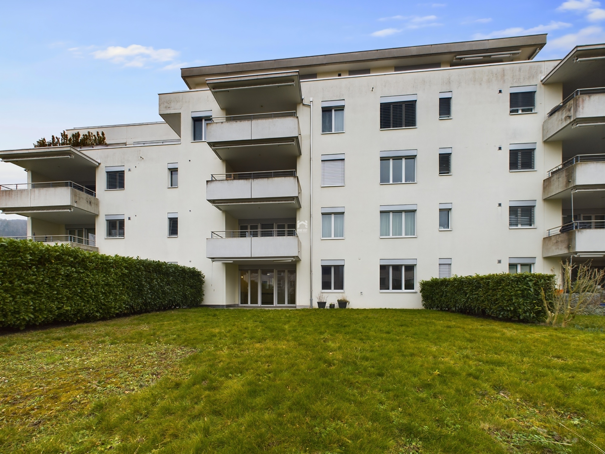 Mehrfamilienhaus mit Balkonen und Garten