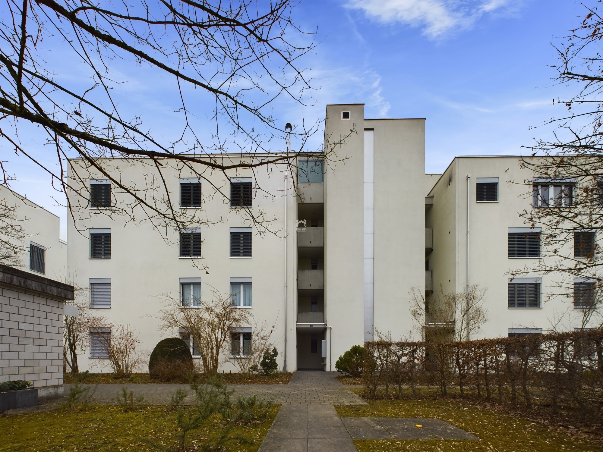 Modernes Mehrfamilienhaus im Außenbereich