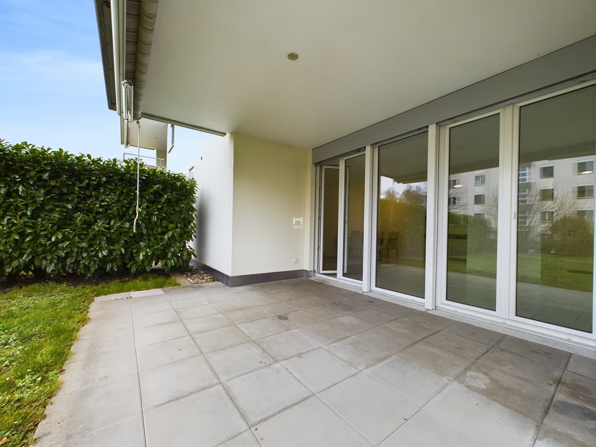 Überdachte Terrasse mit Schiebetüren