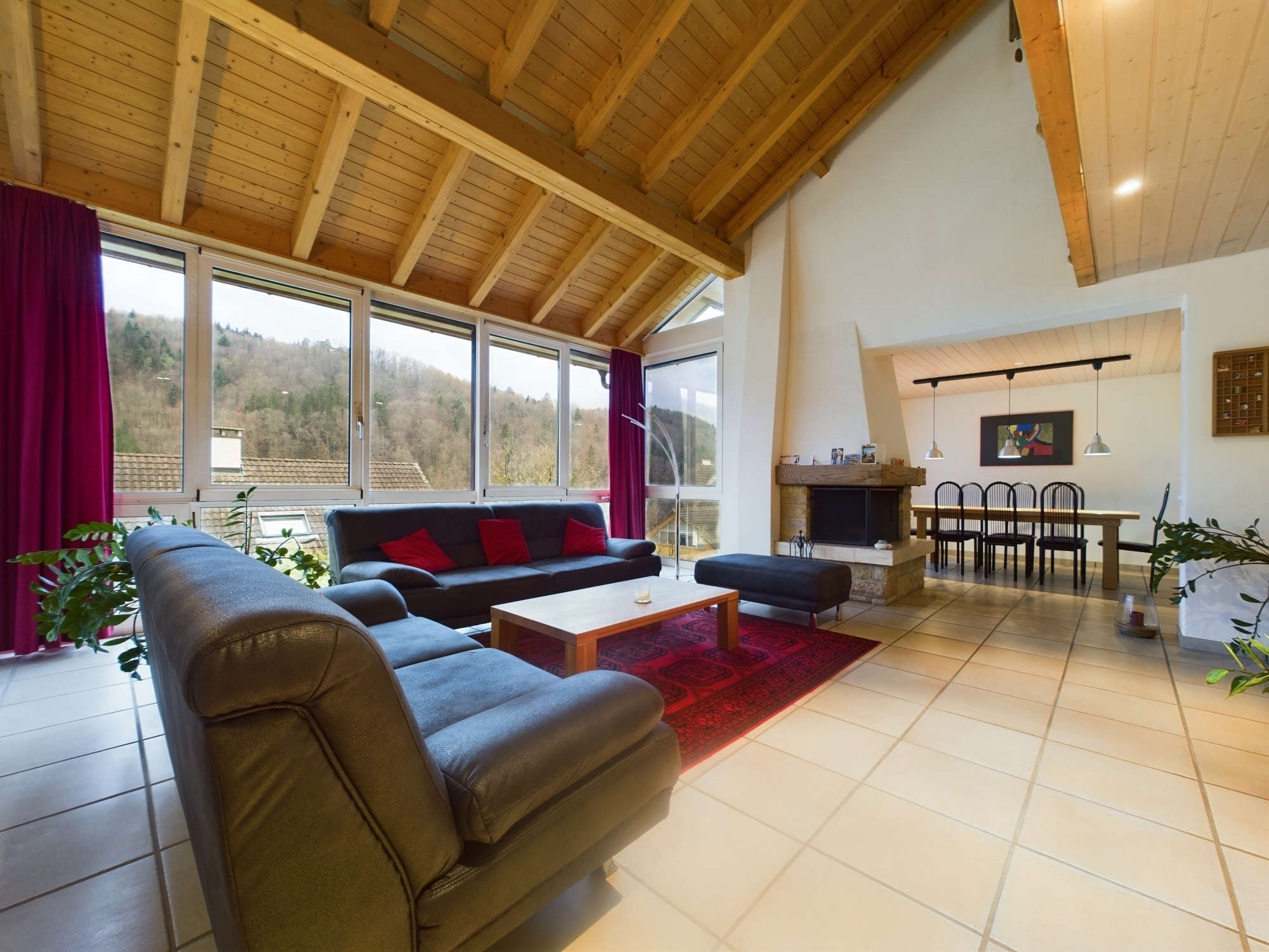 Heller Wohnraum mit Panoramafenstern und Kamin