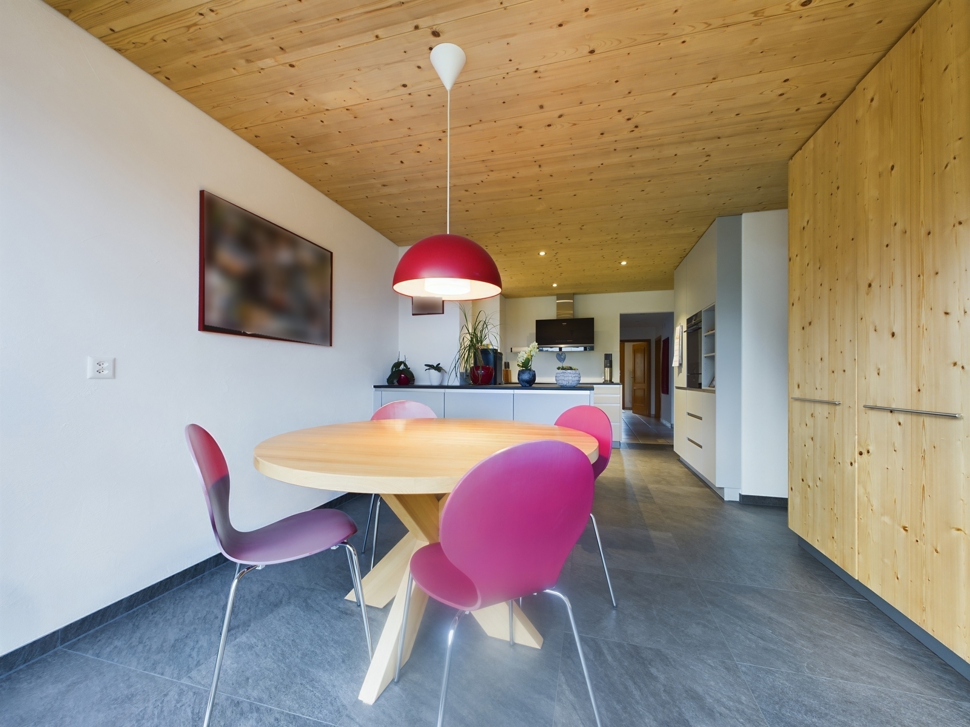 Moderner Essbereich mit Holzdecke