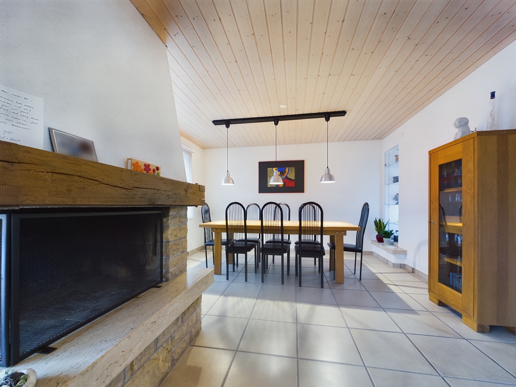 Esszimmer mit Kamin und Holzbalkendecke