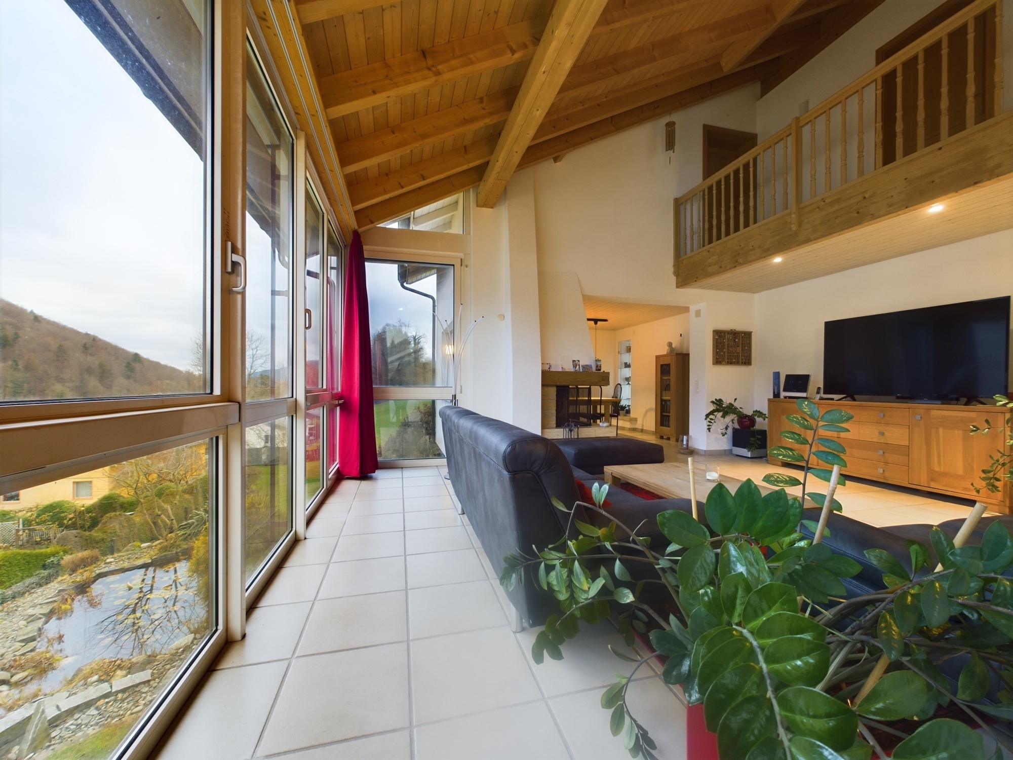 Wohnzimmer mit Galerie und Panoramafenstern