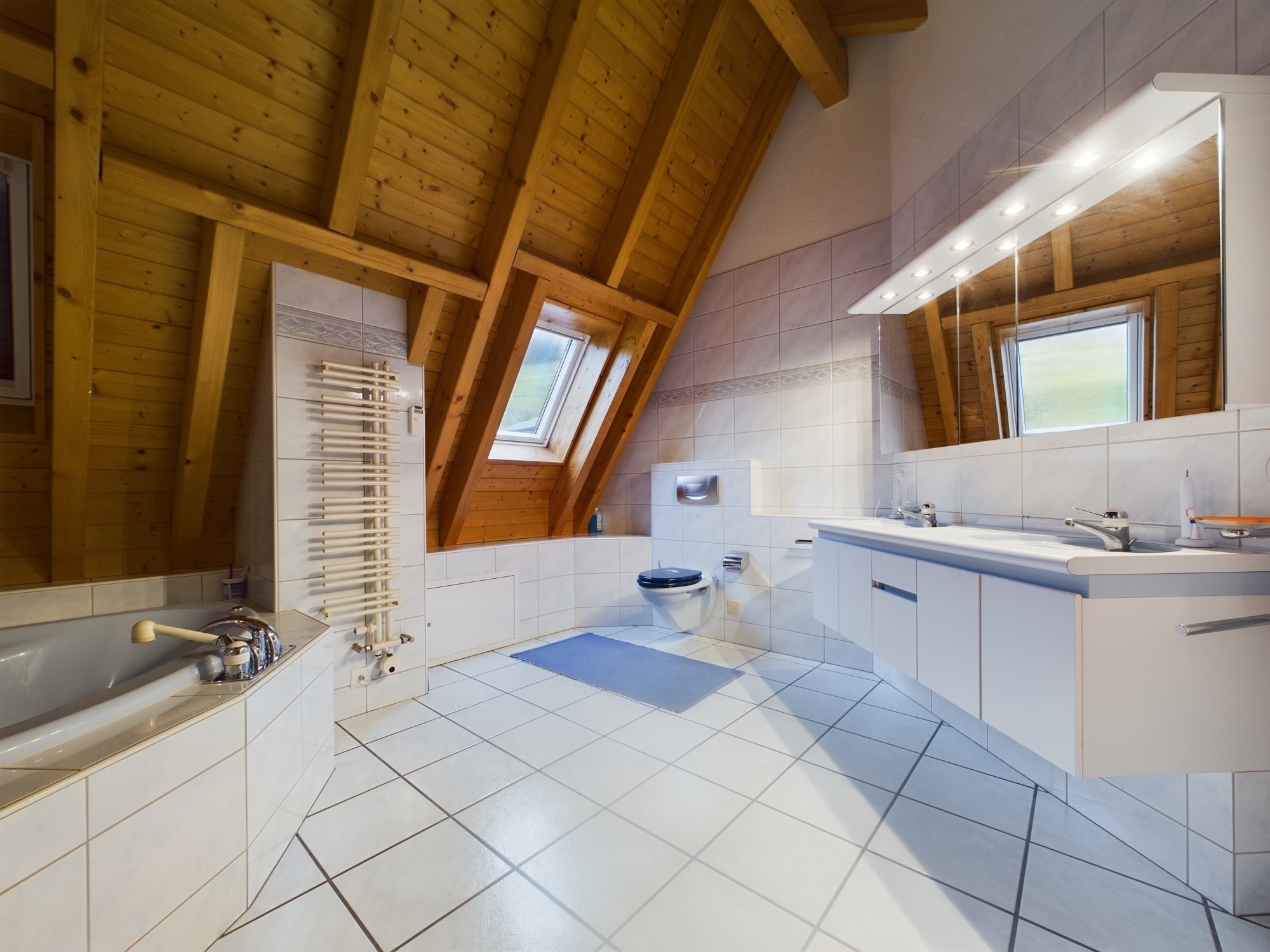 Dachgeschoss-Badezimmer mit Holzdecke