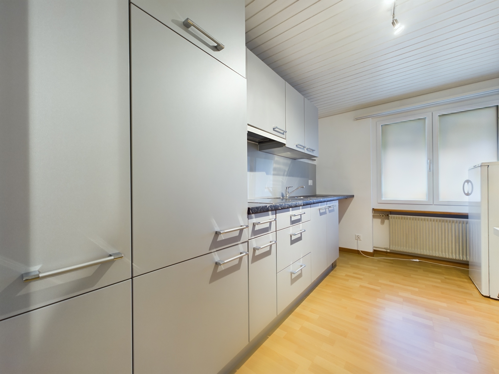 Helle Küchenzeile in schmalem Raum