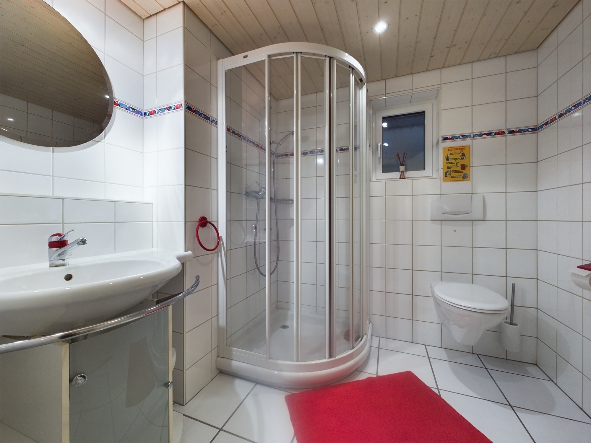 Modernes kleines Badezimmer mit Runddusche