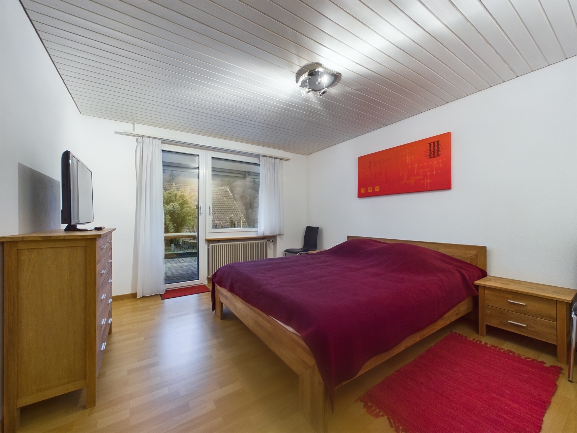 Schlichtes Schlafzimmer mit Holzmöbeln