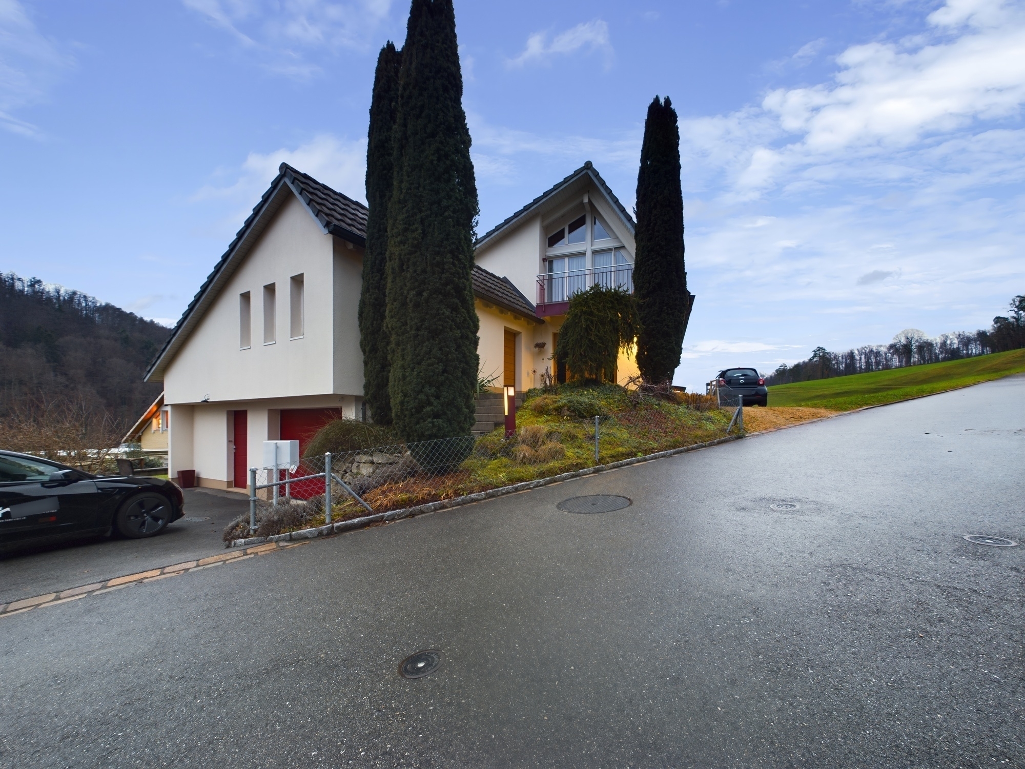 Modernes Einfamilienhaus mit Giebeldach und Hanglage