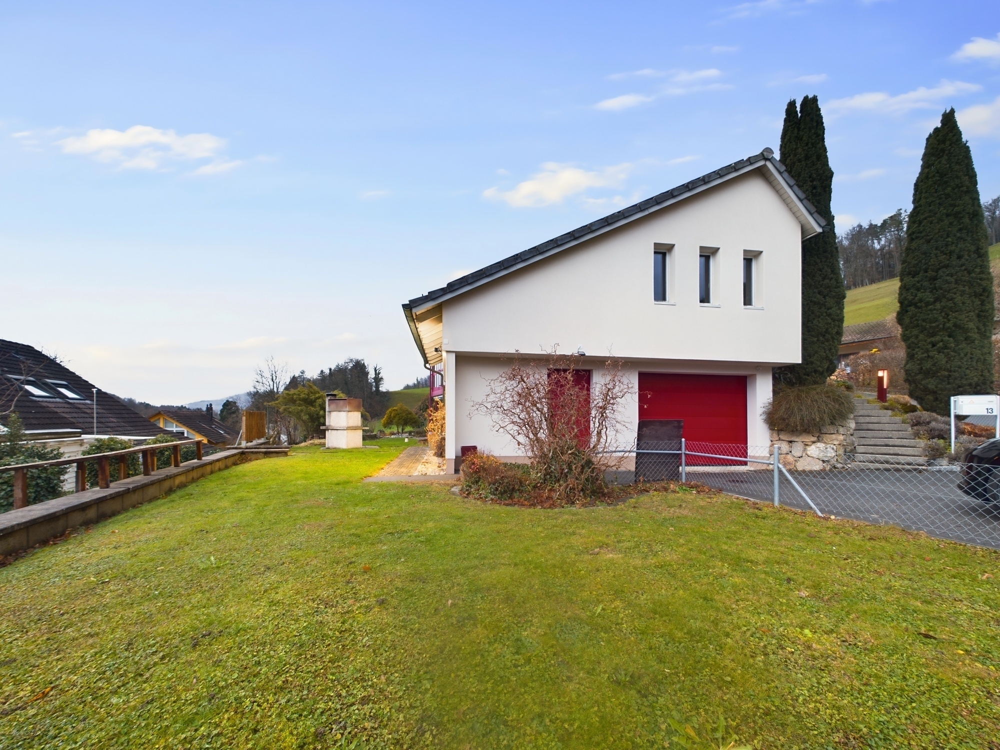 Modernes Einfamilienhaus mit Hanglage und Garten