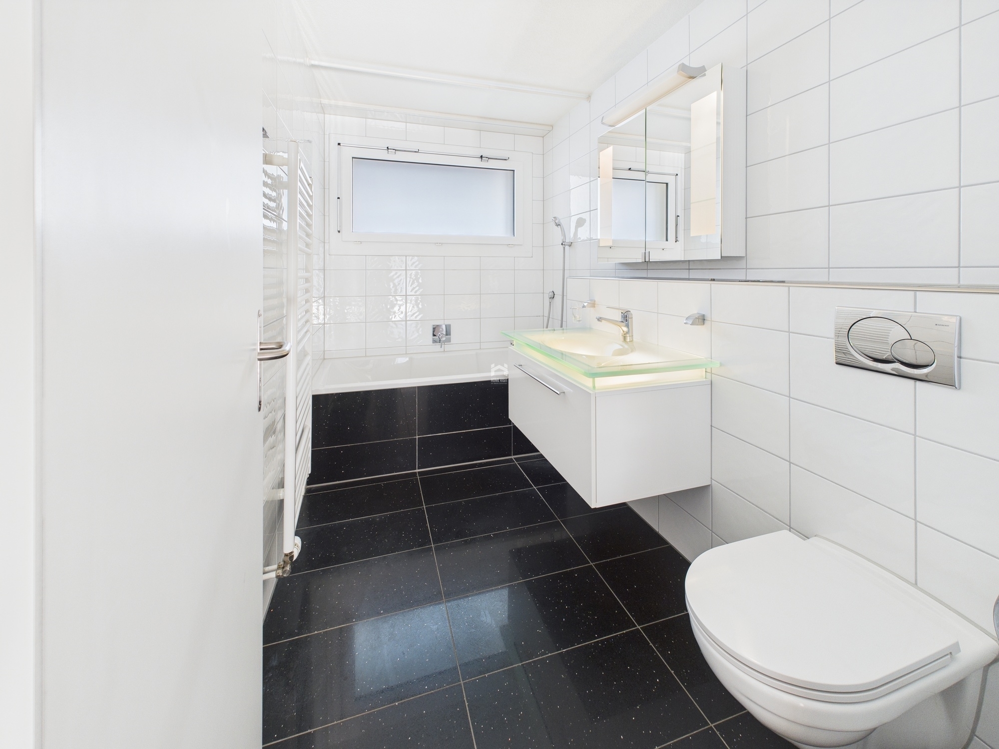 Modernes Badezimmer mit WC und Waschtisch