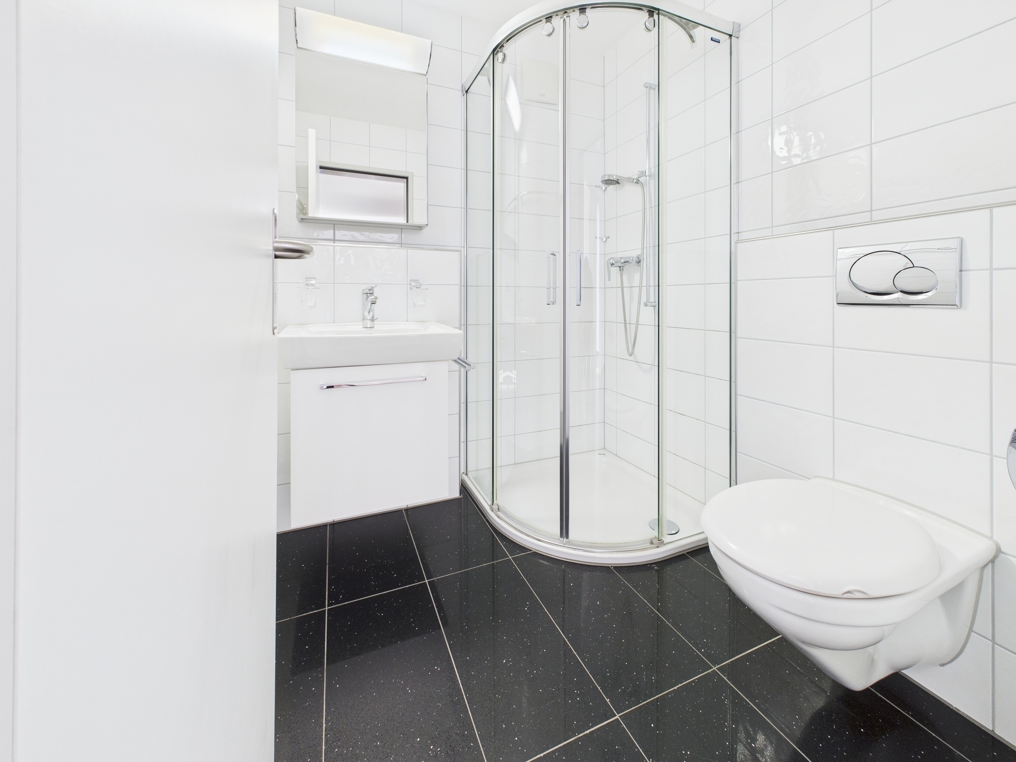 Modernes Badezimmer mit Dusche und wandhängendem WC
