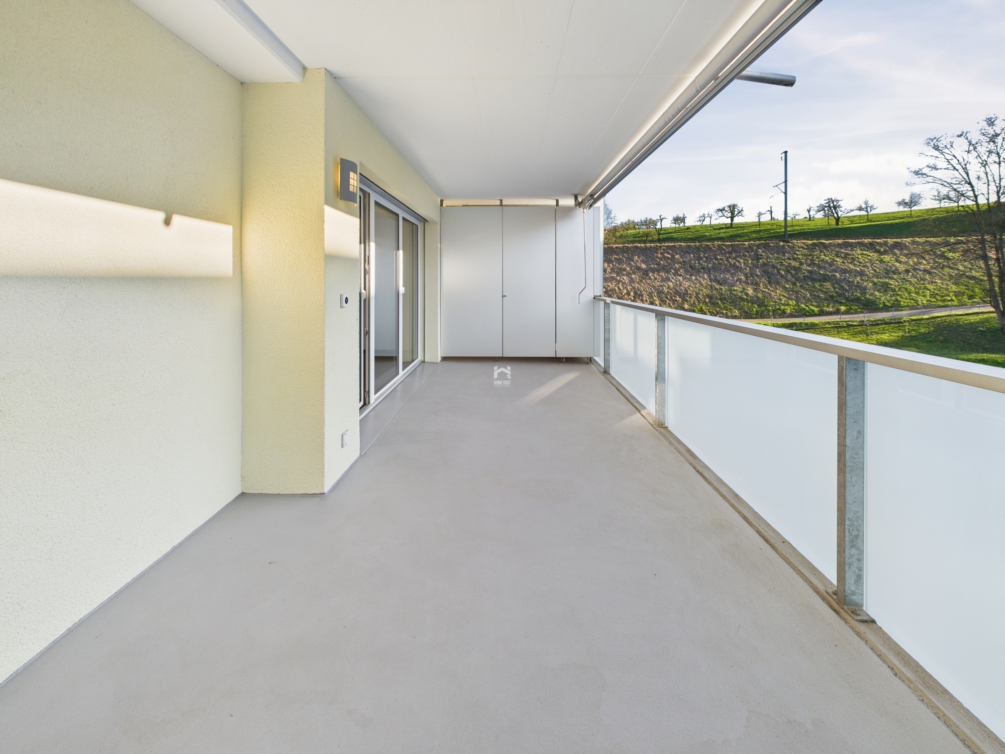 Überdachter Balkon mit weitem Ausblick