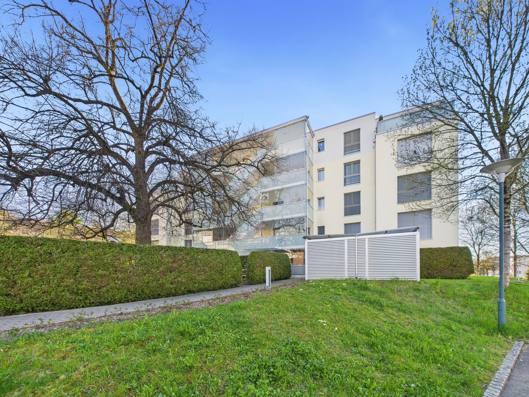 Modernes Mehrfamilienhaus mit begrünter Umgebung