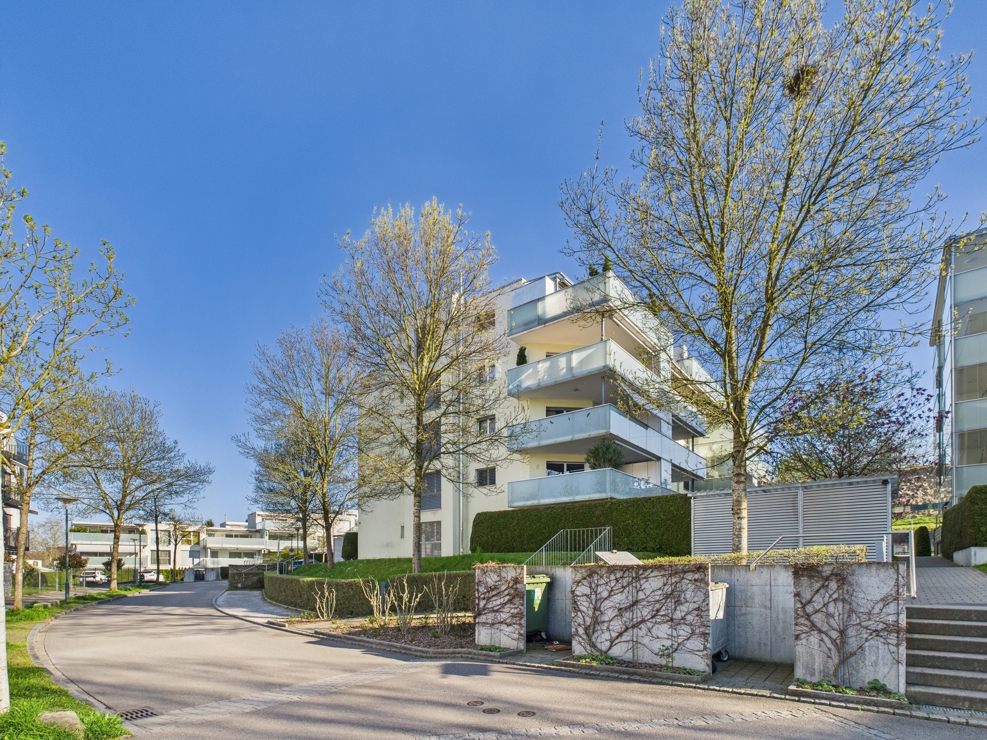 Moderne Wohnanlage mit Balkonen