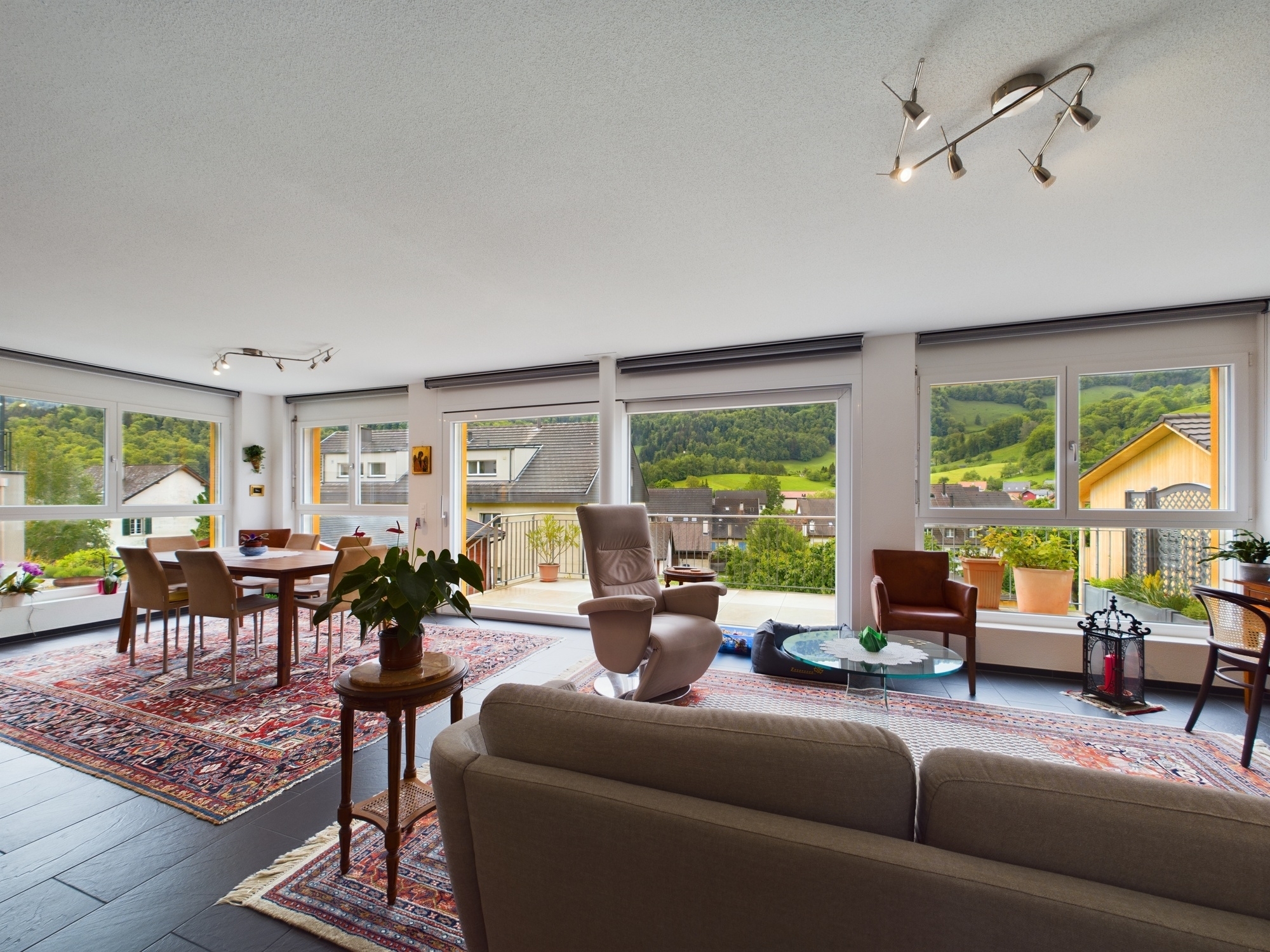 Großzügiges Wohn- und Esszimmer mit Panoramablick