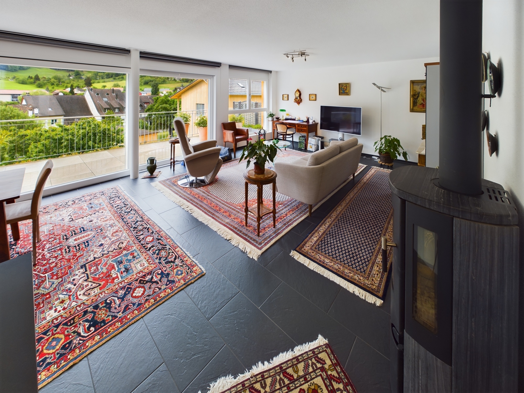 Helles Wohnzimmer mit Panoramablick