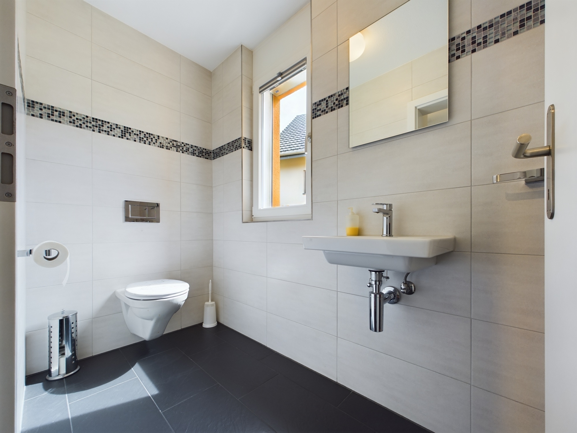 Modernes Gäste-WC mit Fenster