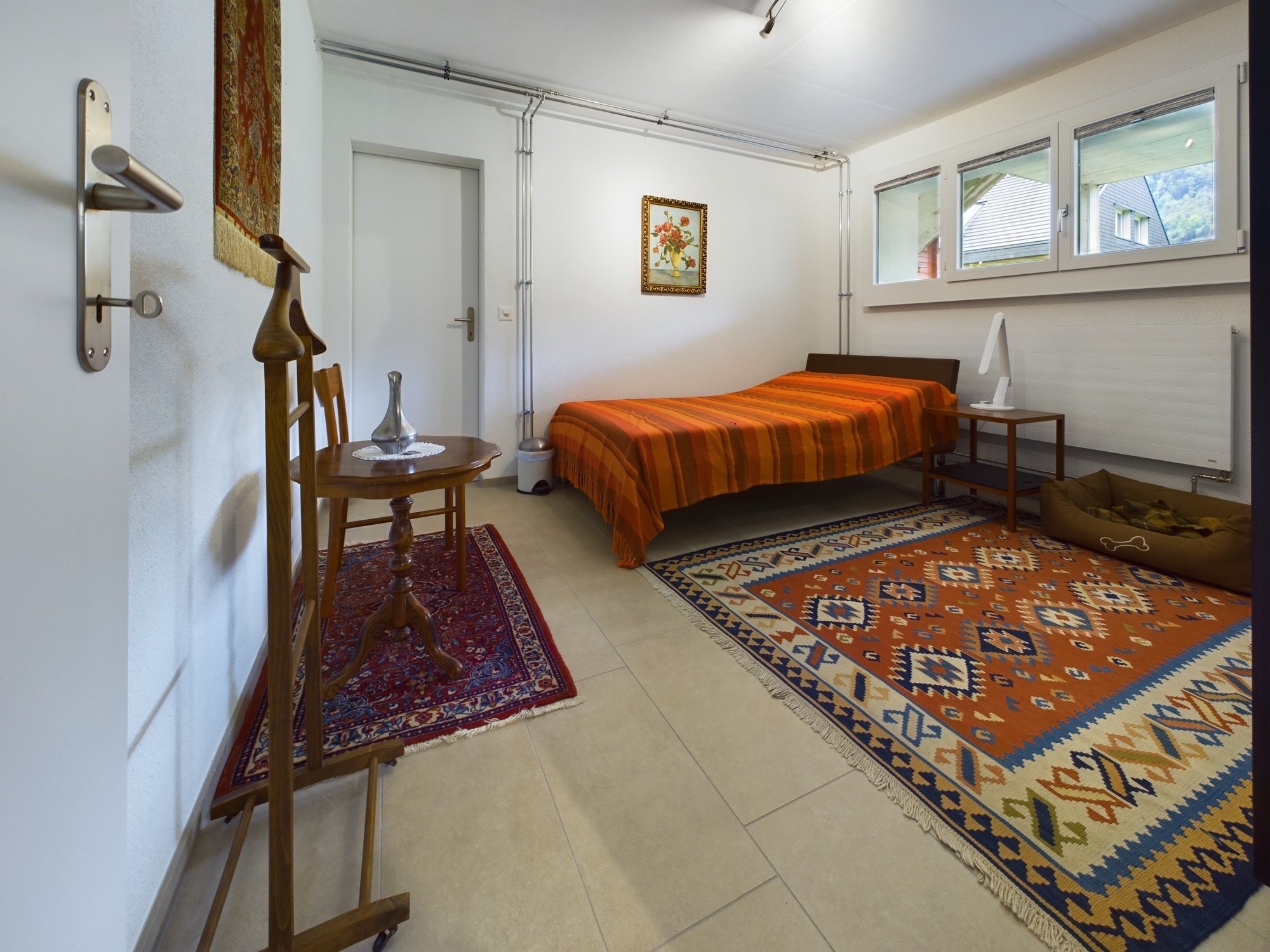 Helles, schlicht eingerichtetes Schlafzimmer