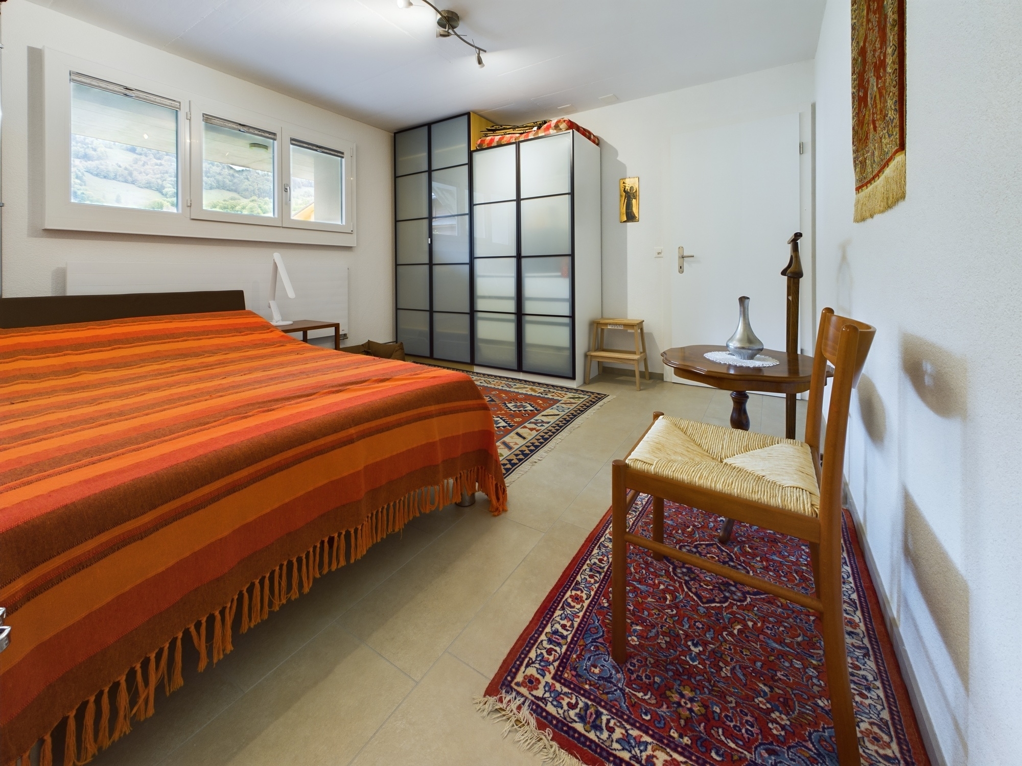 Gemütliches Schlafzimmer mit Blick ins Grüne