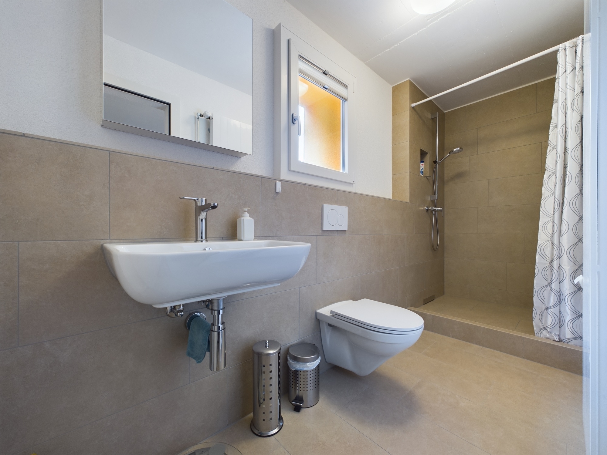 Modernes Badezimmer mit Walk-in-Dusche und wandhängendem WC