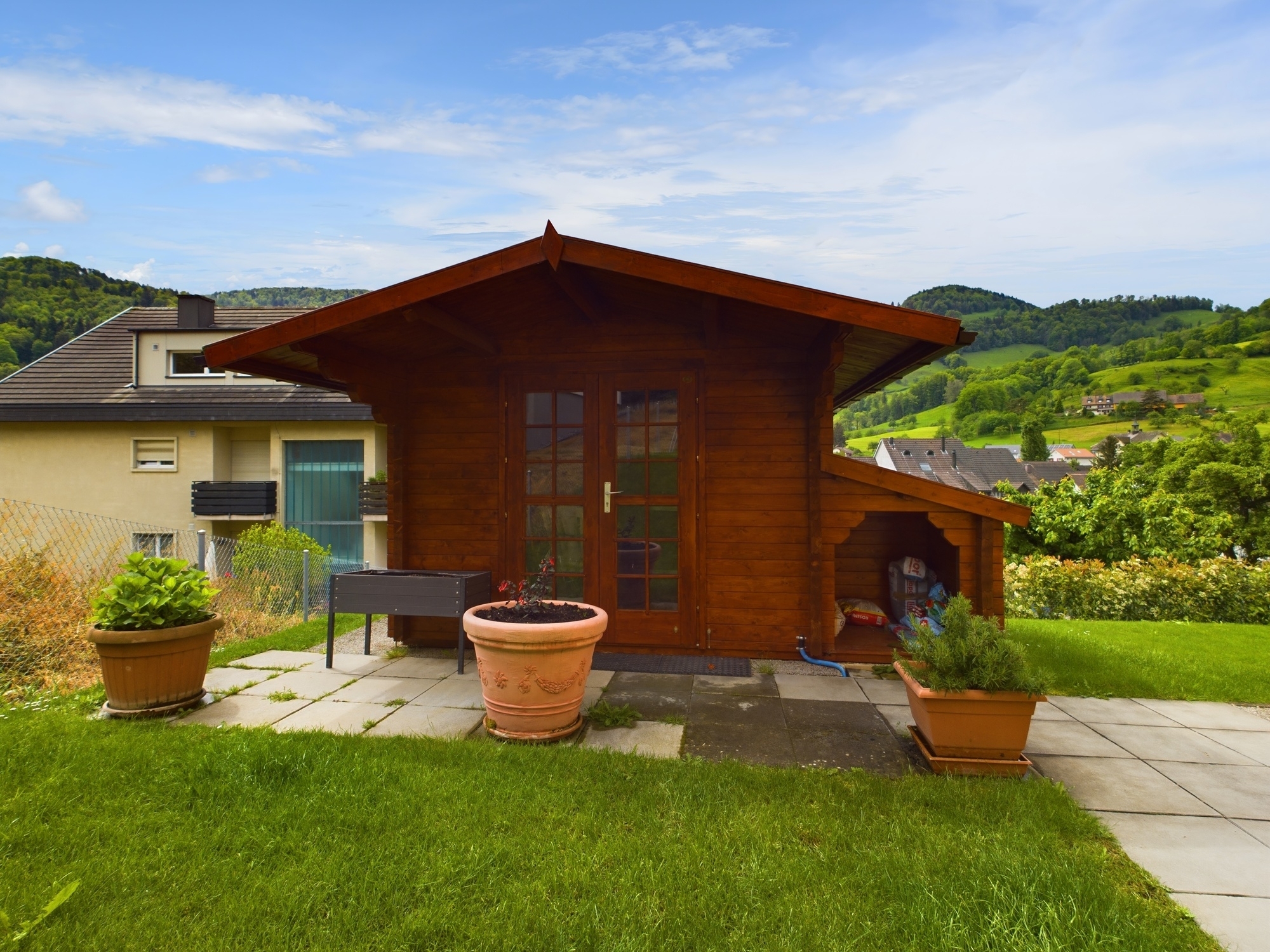 Holz-Gartenhaus mit Bergblick