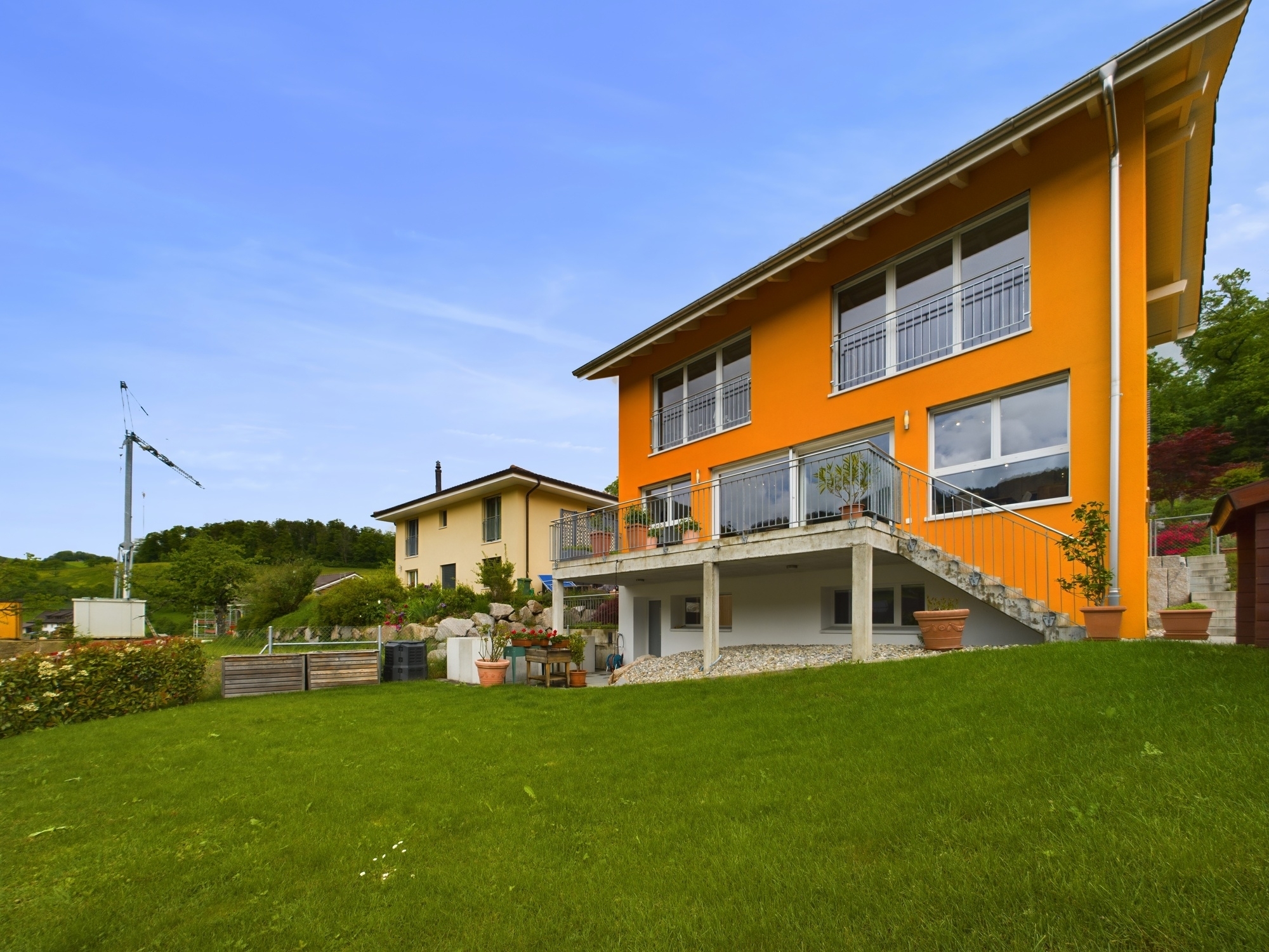 Farbiges Einfamilienhaus mit Garten