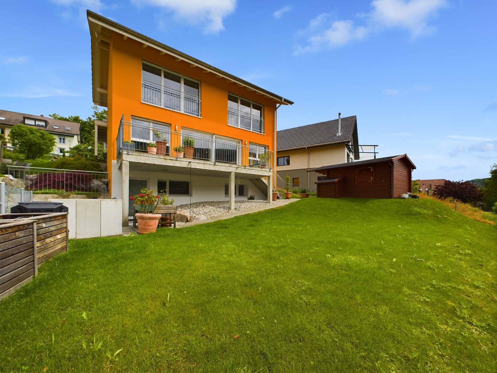 Farbiges Einfamilienhaus mit großem Garten