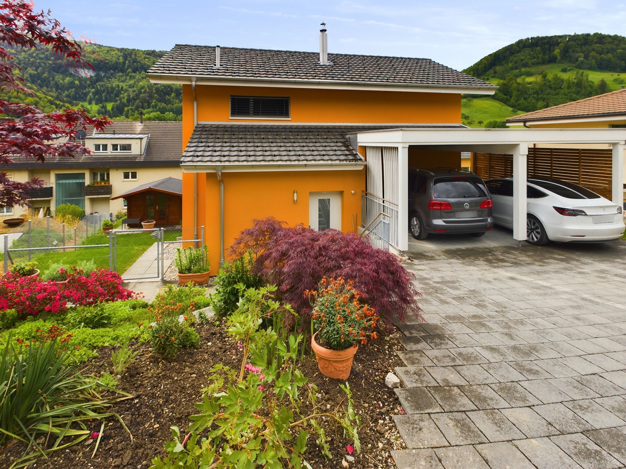 Haus mit Carport und Garten