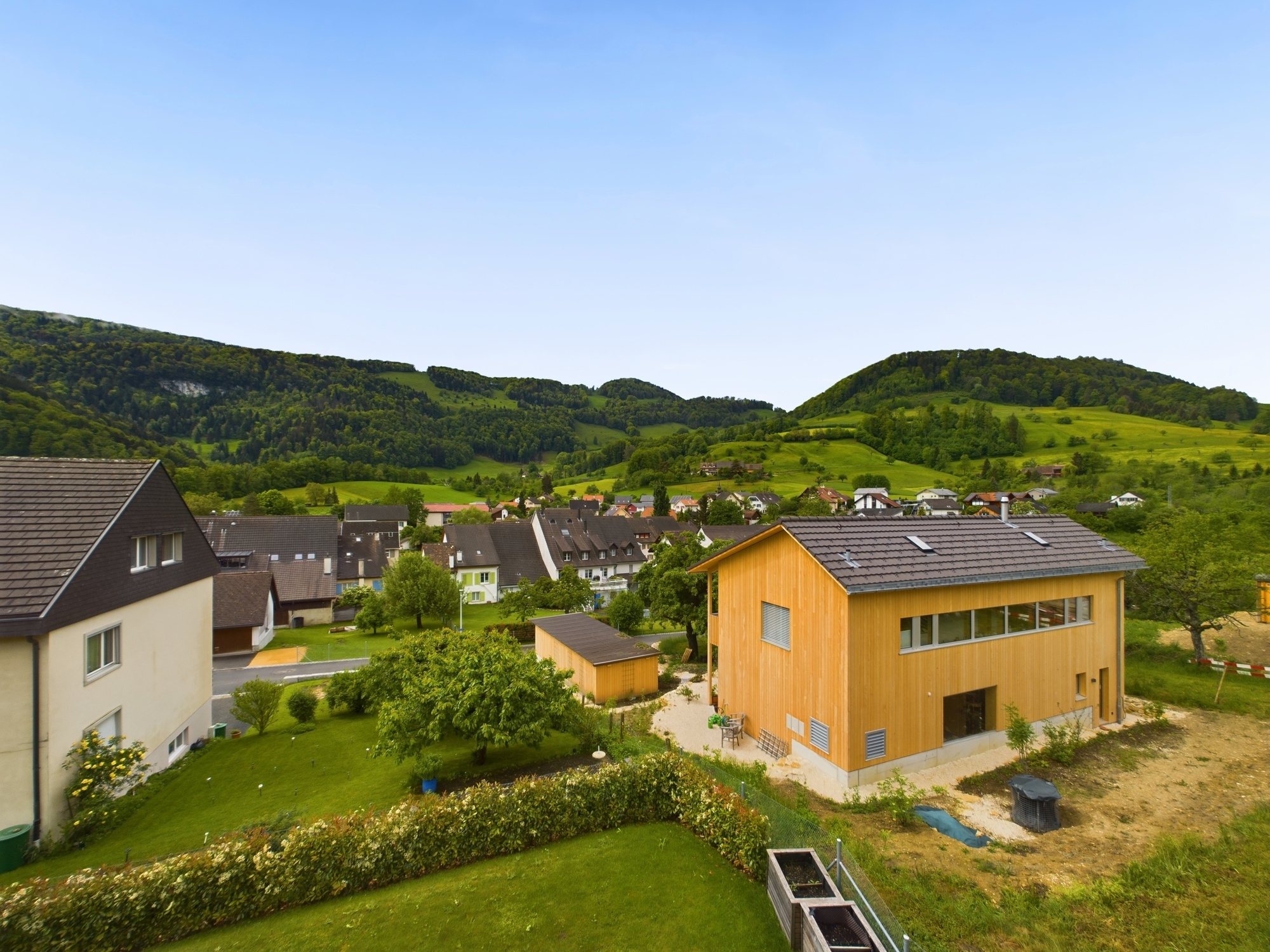 Ländliche Wohnsiedlung mit Bergblick