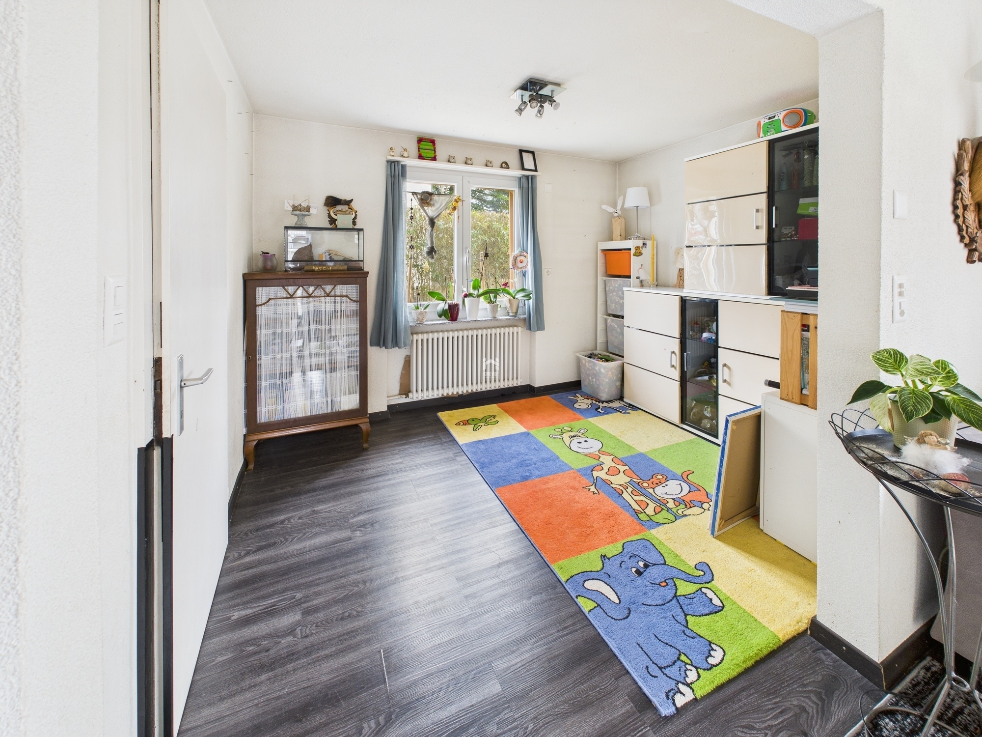 Helles Kinder- bzw. Spielzimmer mit Fensterfront