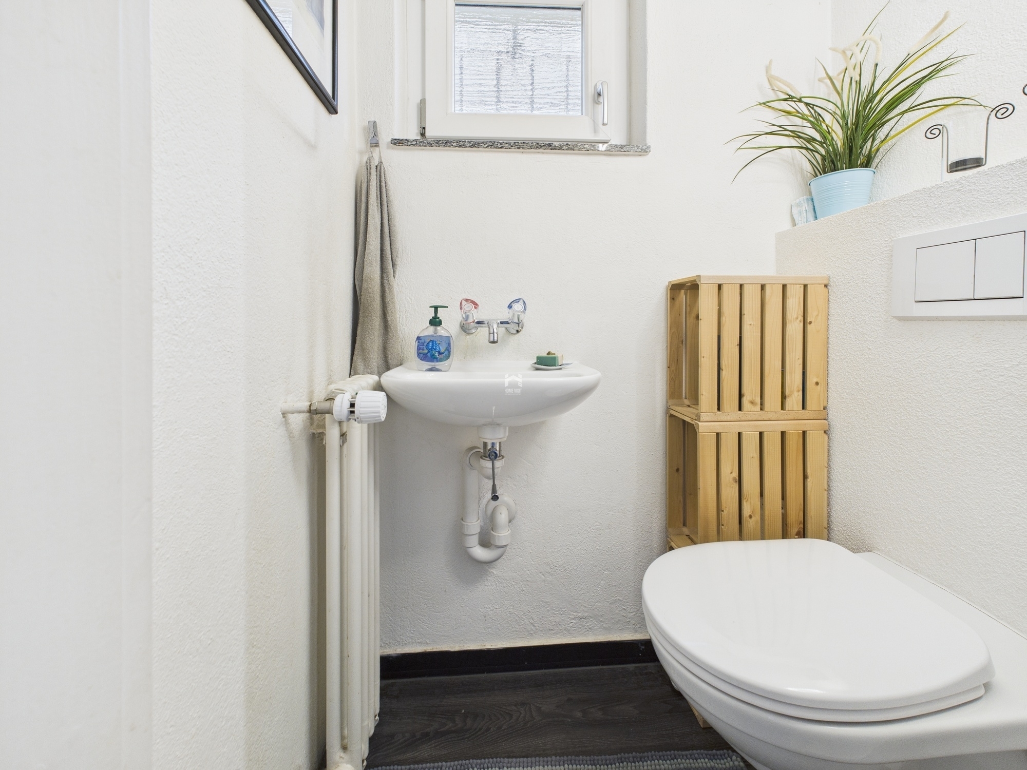 Kleines Gäste-WC mit Waschbecken und wandhängendem WC